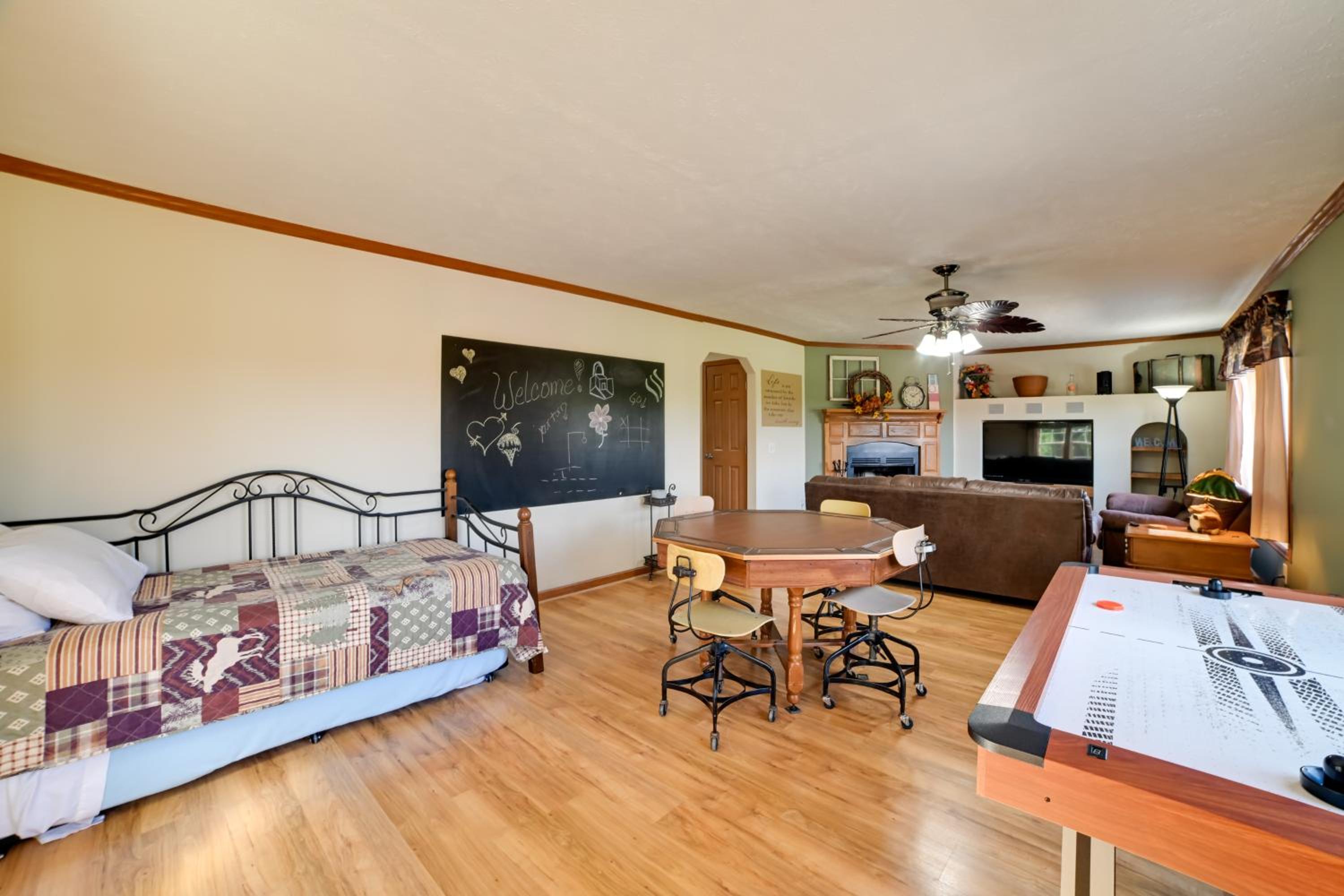 5 Mins to Garden of the Gods Pet friendly house!
