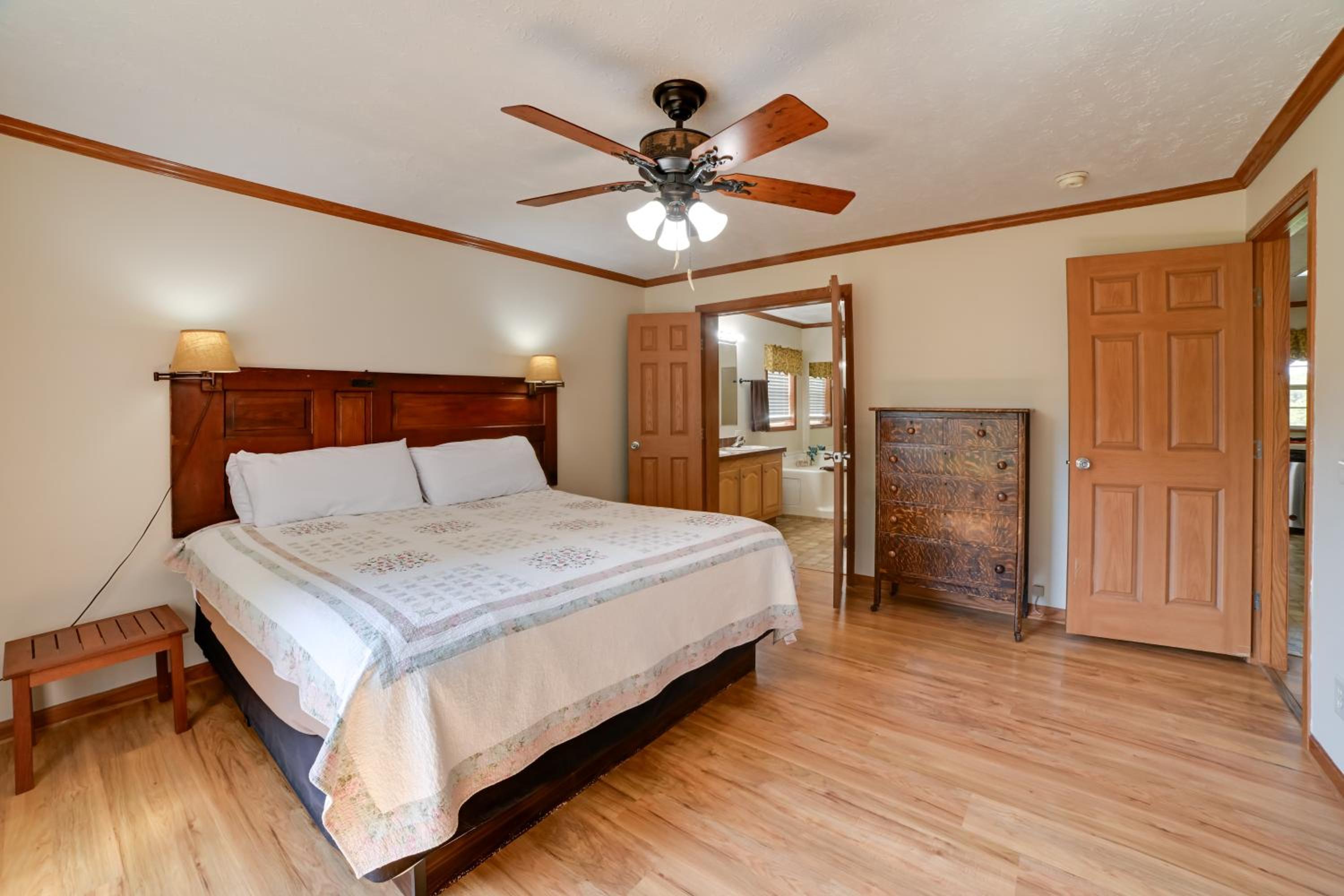 5 Mins to Garden of the Gods Pet friendly house!