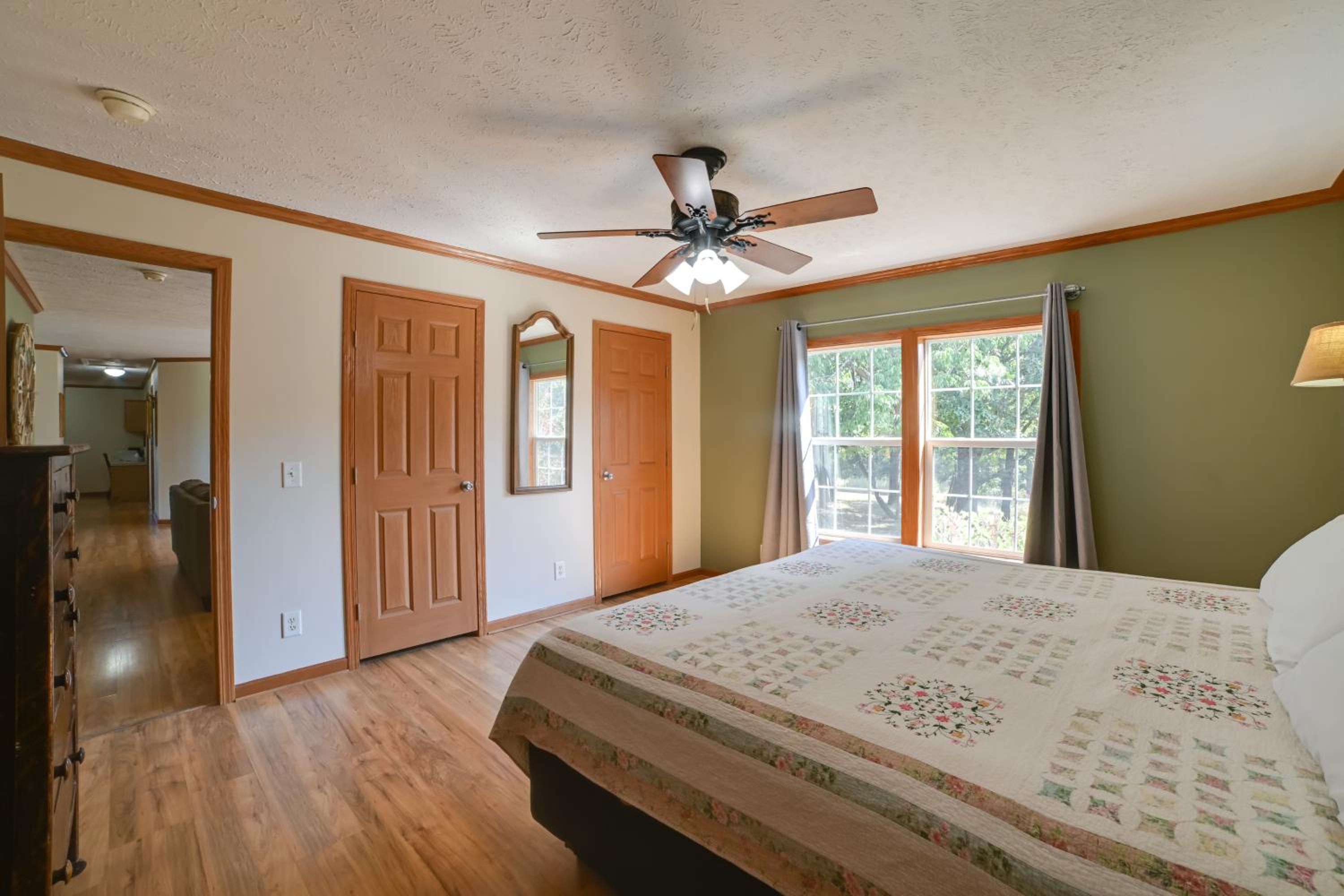 5 Mins to Garden of the Gods Pet friendly house!