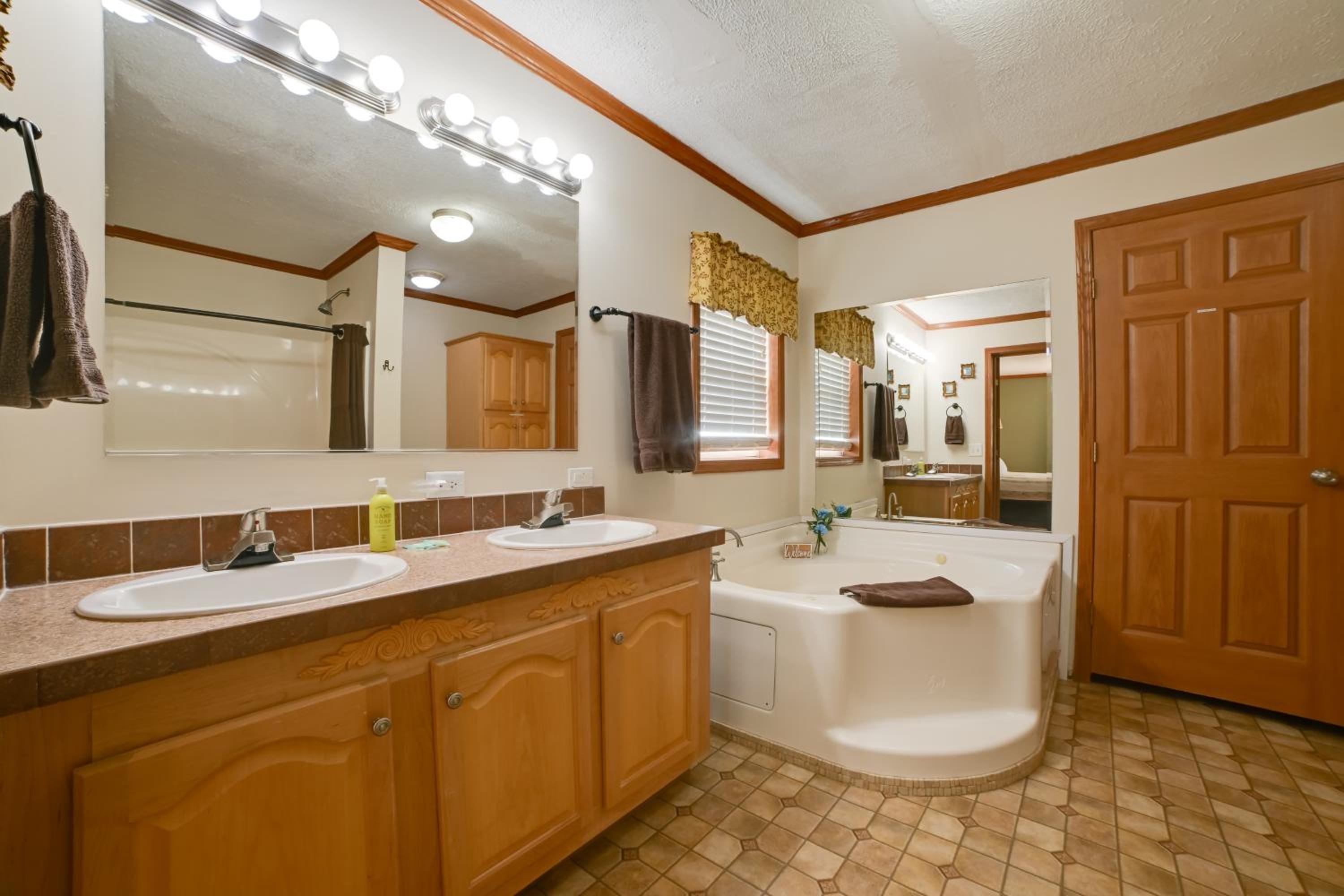 5 Mins to Garden of the Gods Pet friendly house!