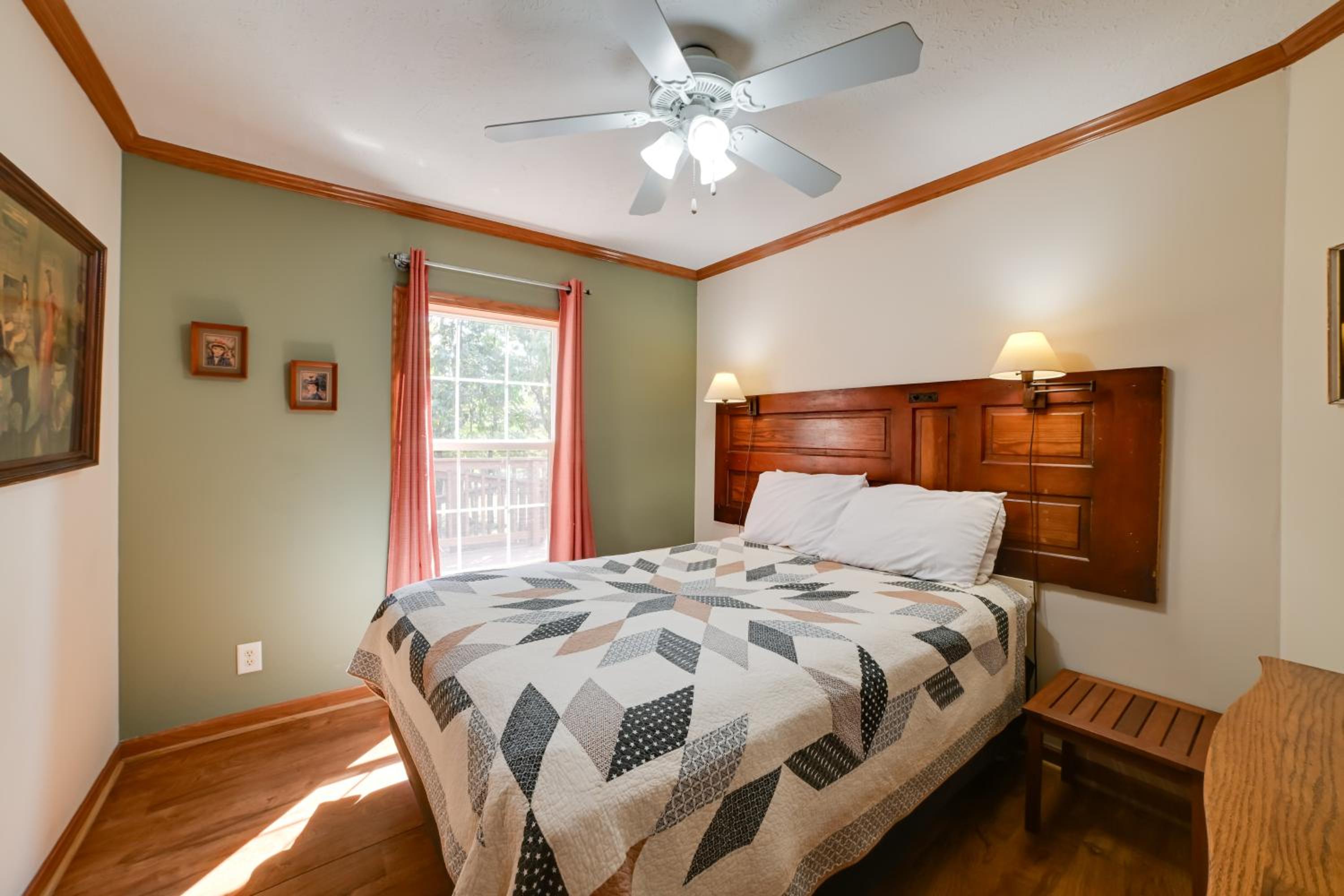 5 Mins to Garden of the Gods Pet friendly house!