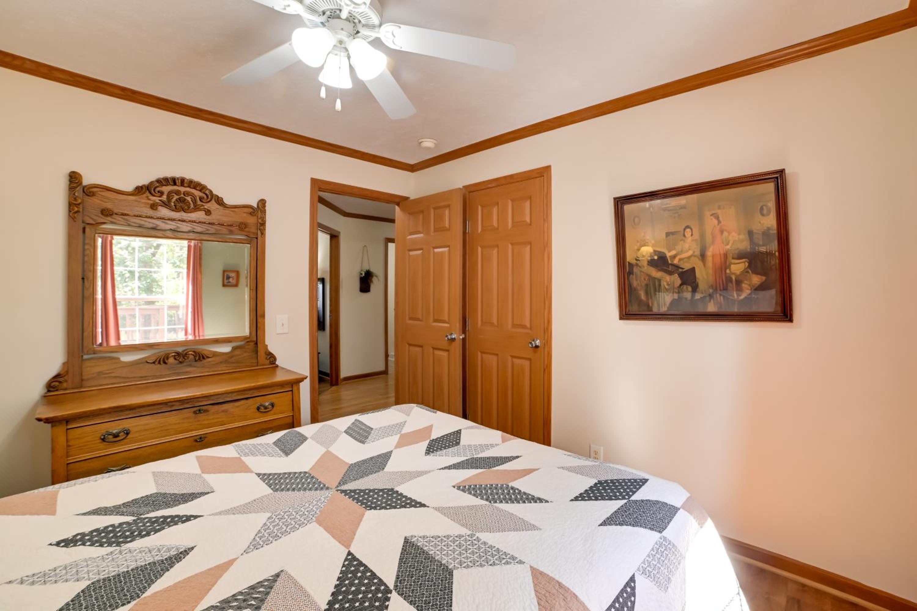 5 Mins to Garden of the Gods Pet friendly house!