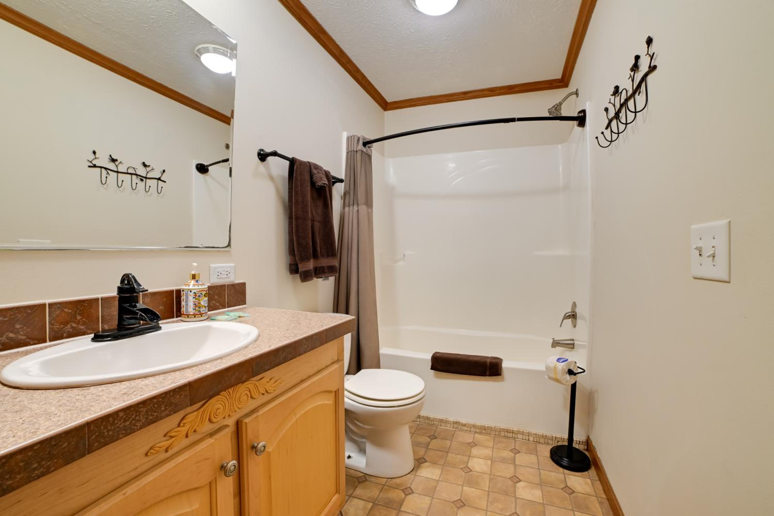 5 Mins to Garden of the Gods Pet friendly house!