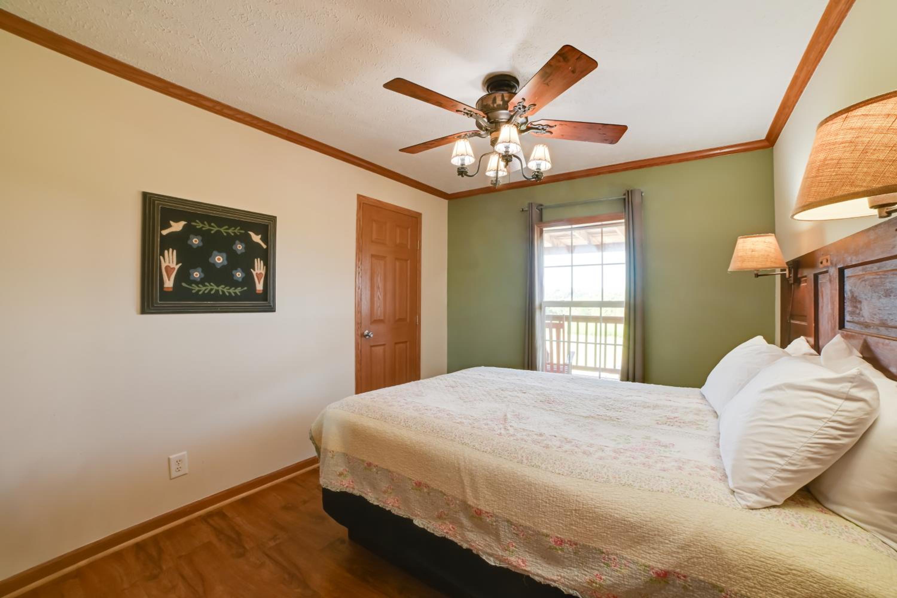 5 Mins to Garden of the Gods Pet friendly house!