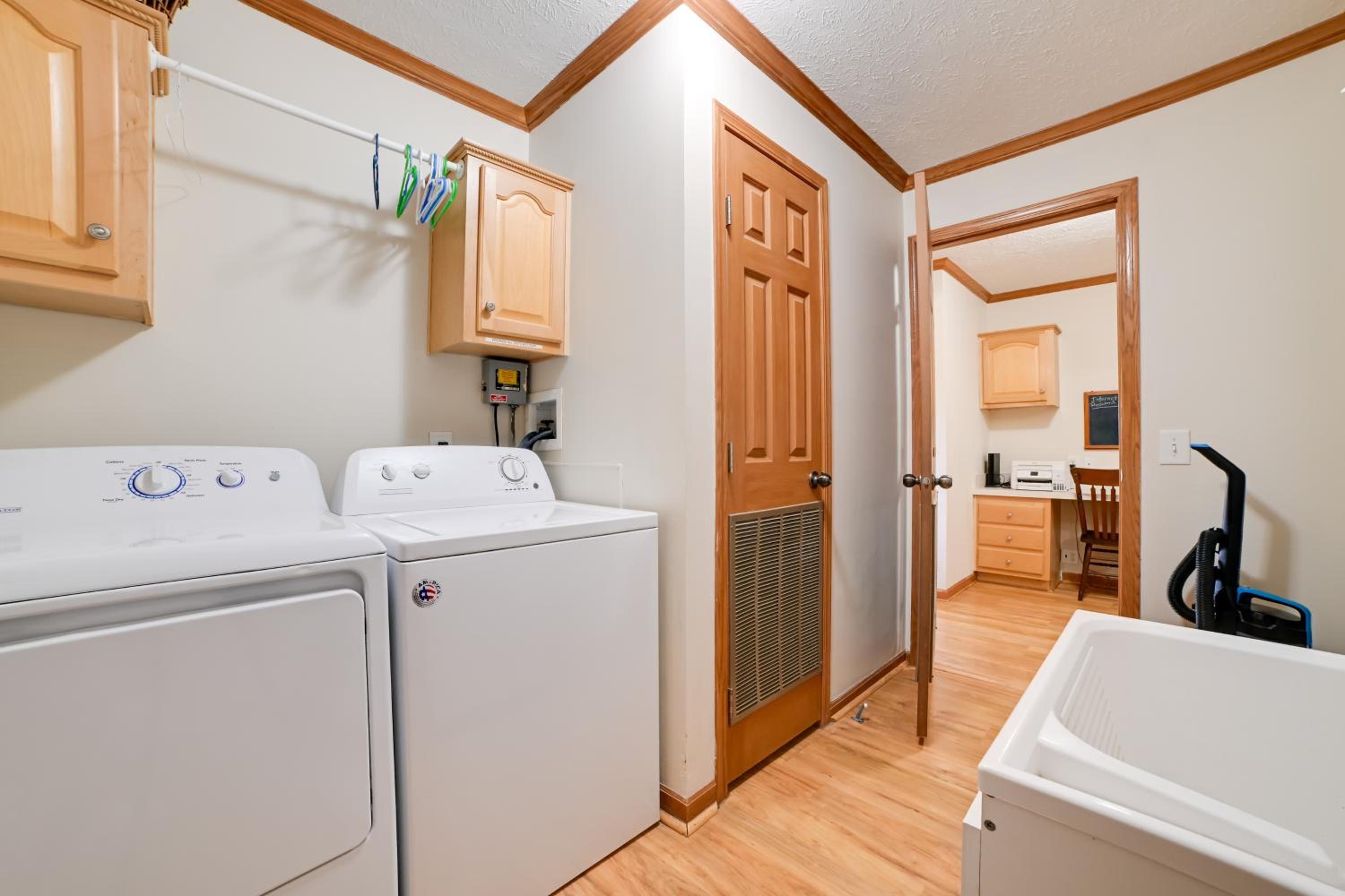 5 Mins to Garden of the Gods Pet friendly house!