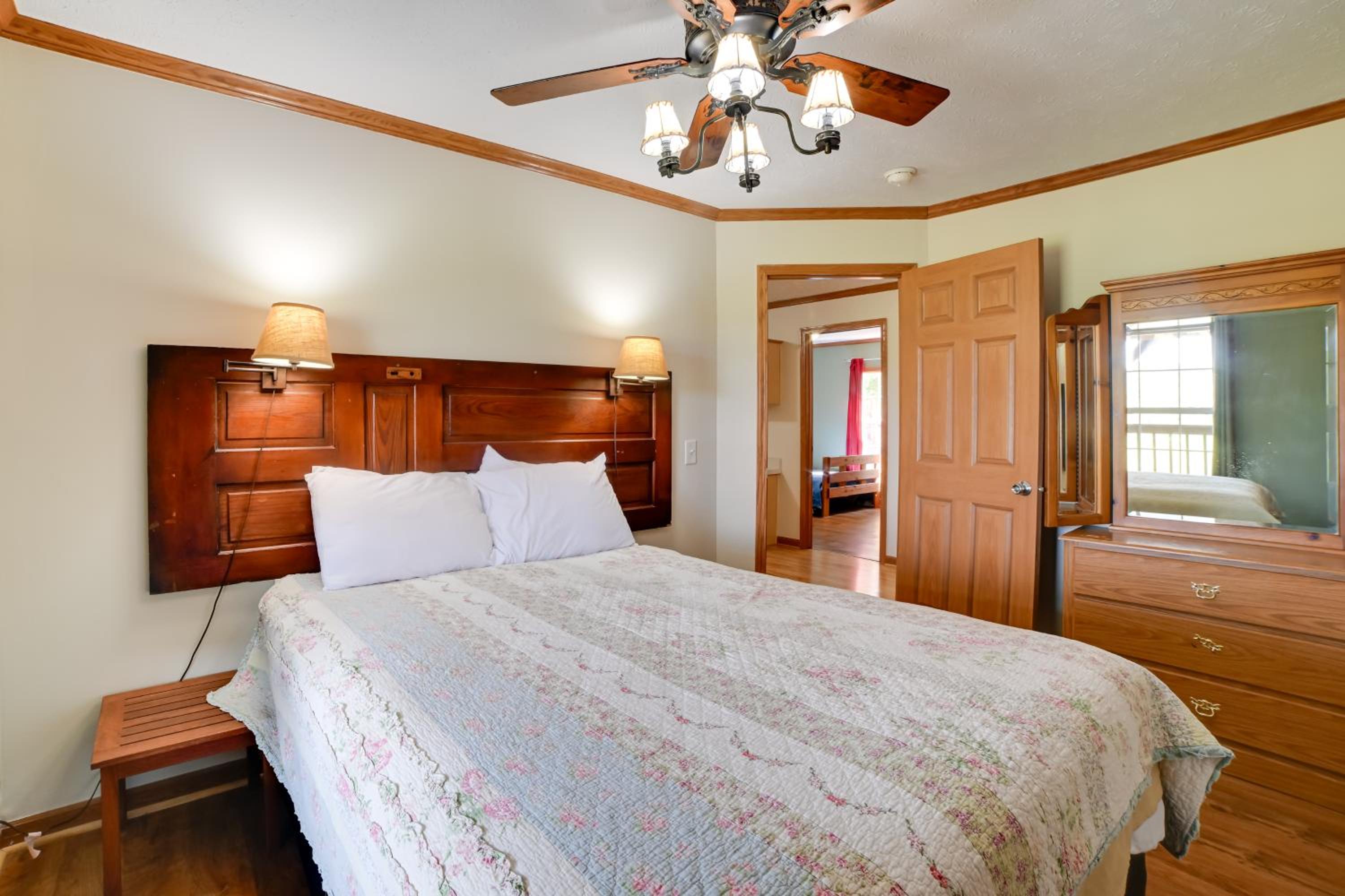 5 Mins to Garden of the Gods Pet friendly house!