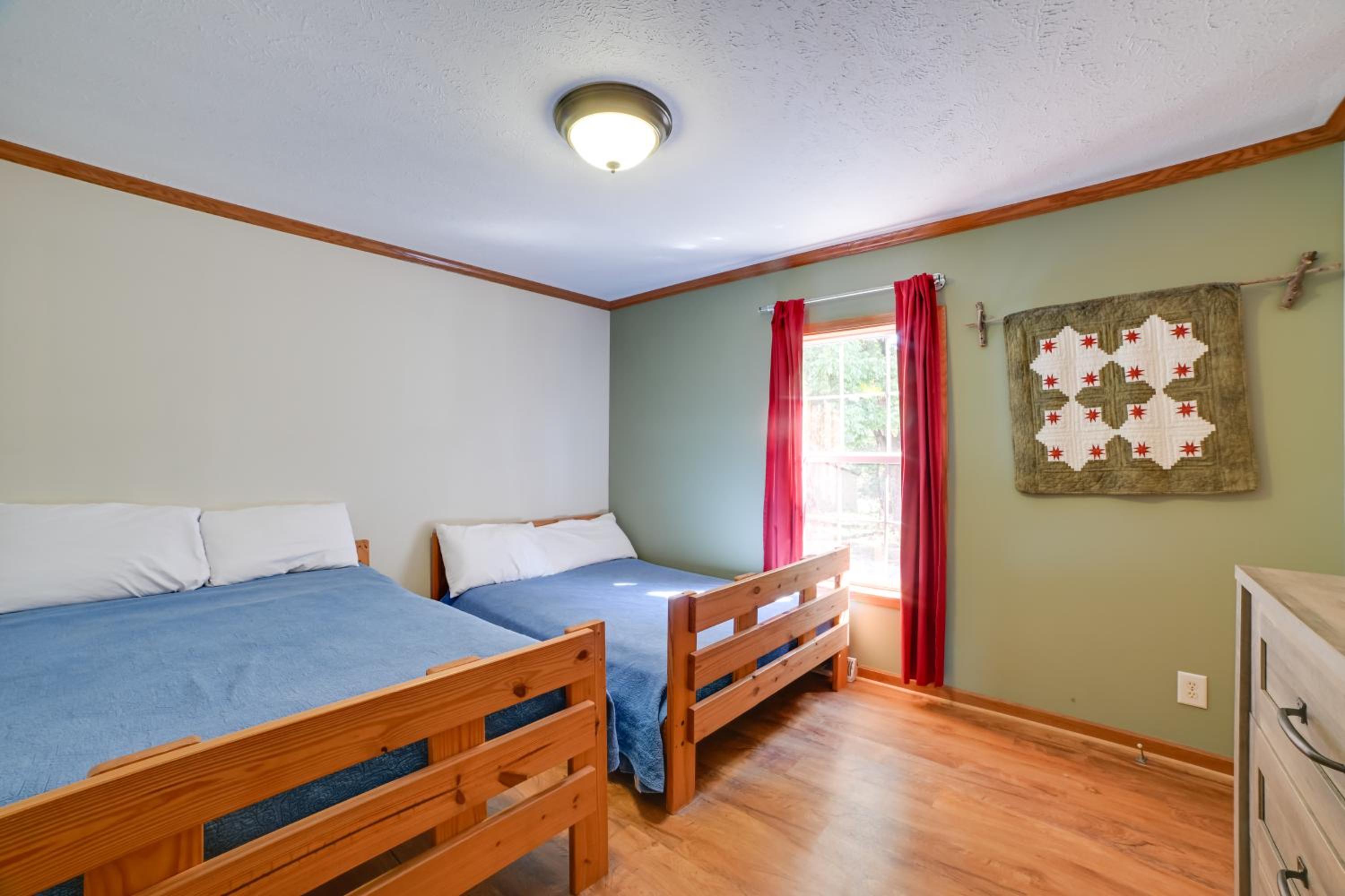 5 Mins to Garden of the Gods Pet friendly house!