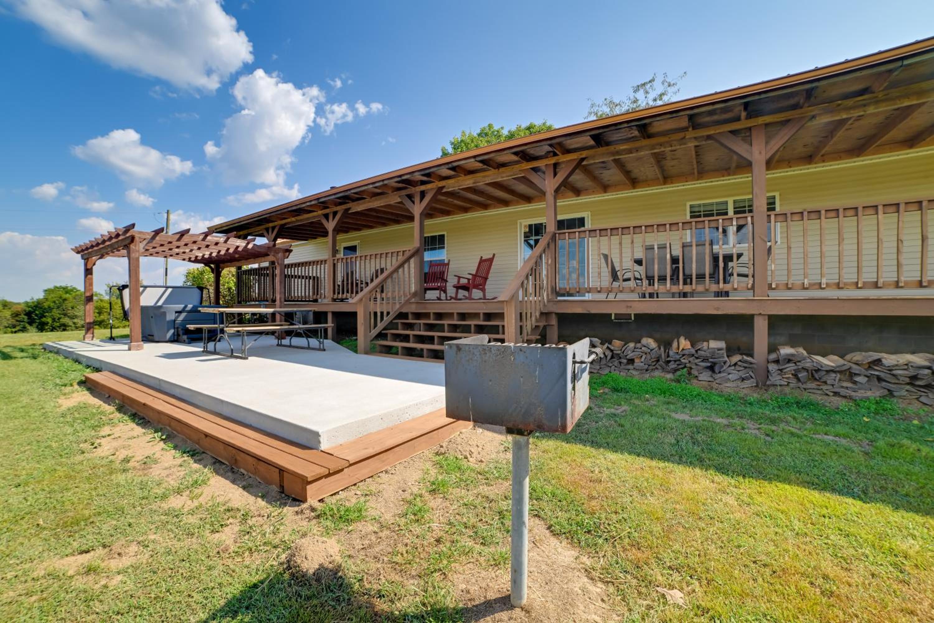 5 Mins to Garden of the Gods Pet friendly house!