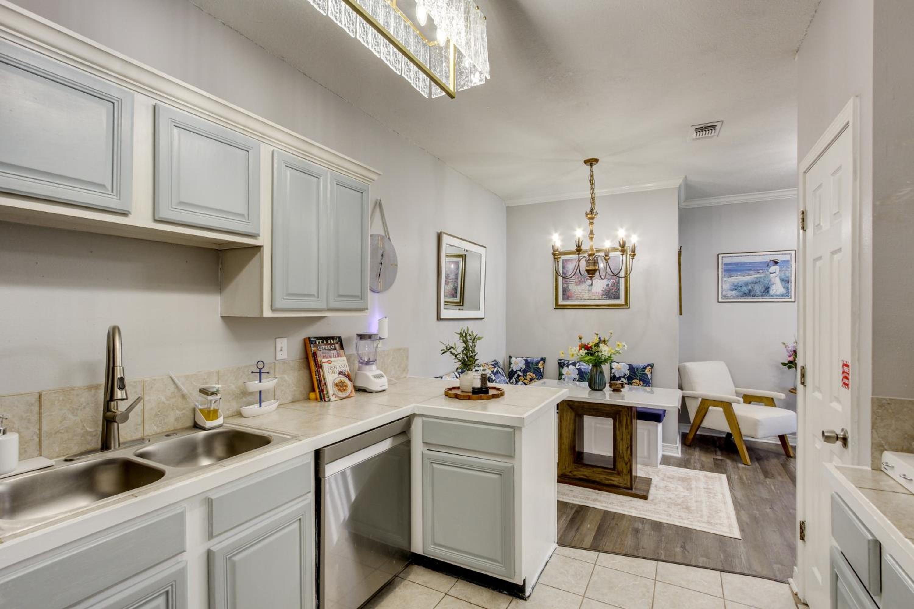 1 Block to Beach Biloxi Townhome with Media Room