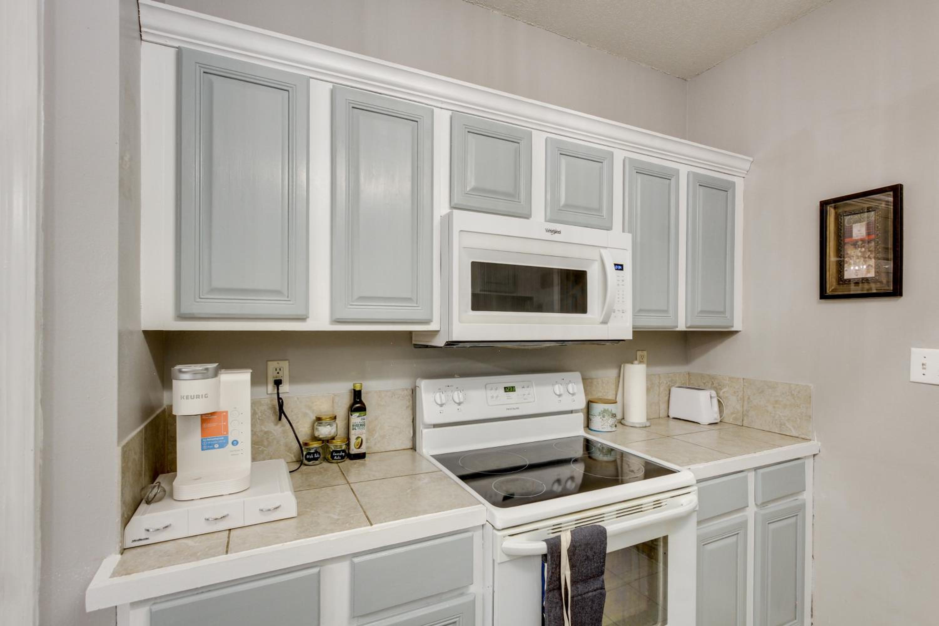 1 Block to Beach Biloxi Townhome with Media Room