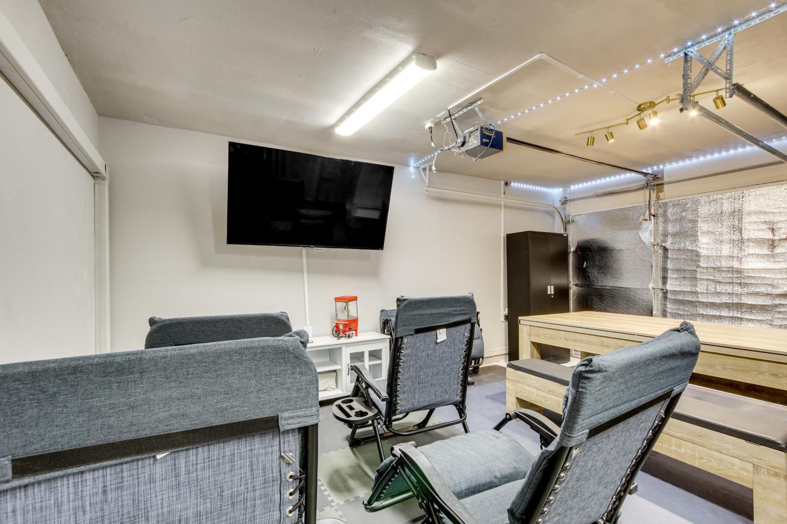 1 Block to Beach Biloxi Townhome with Media Room