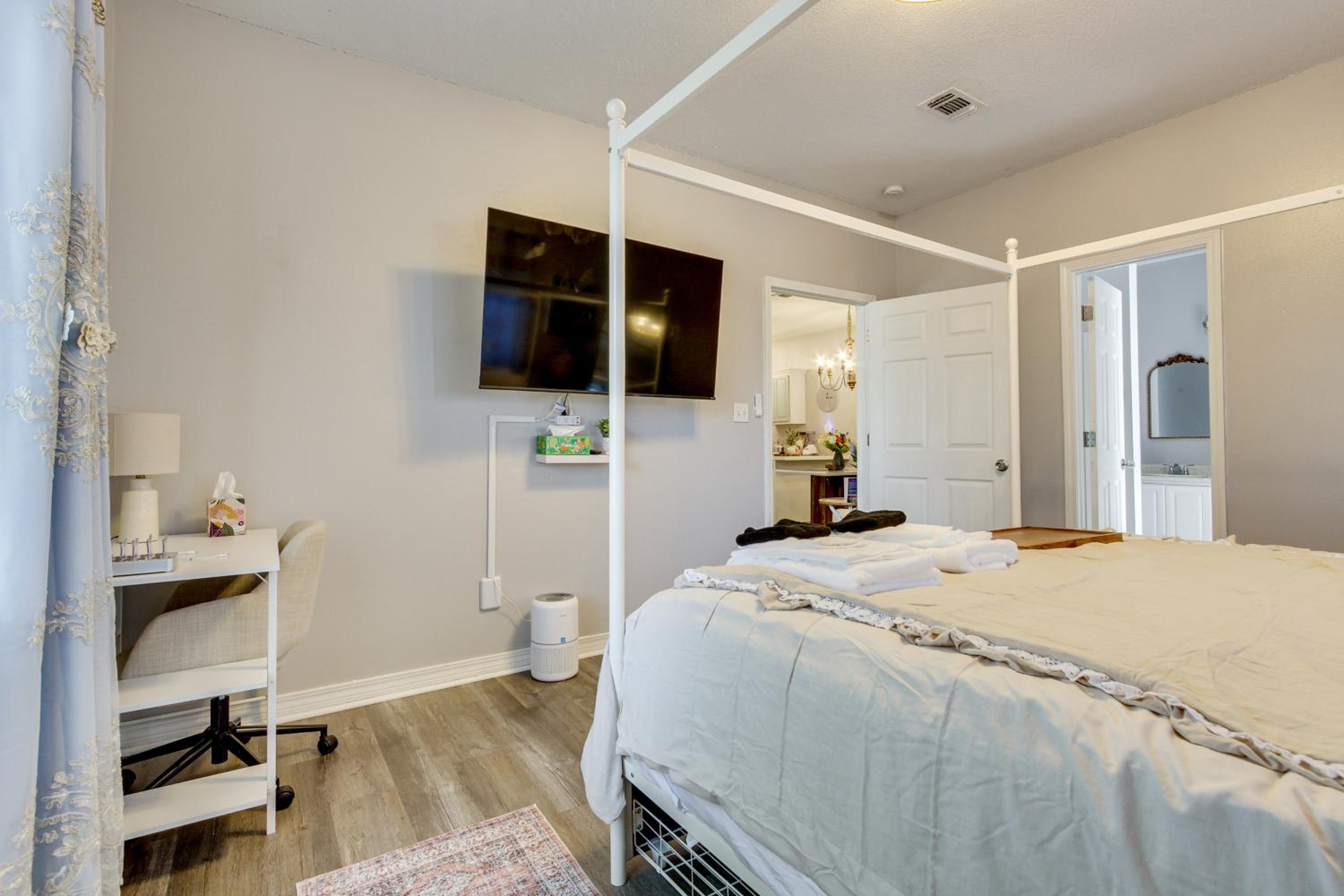1 Block to Beach Biloxi Townhome with Media Room