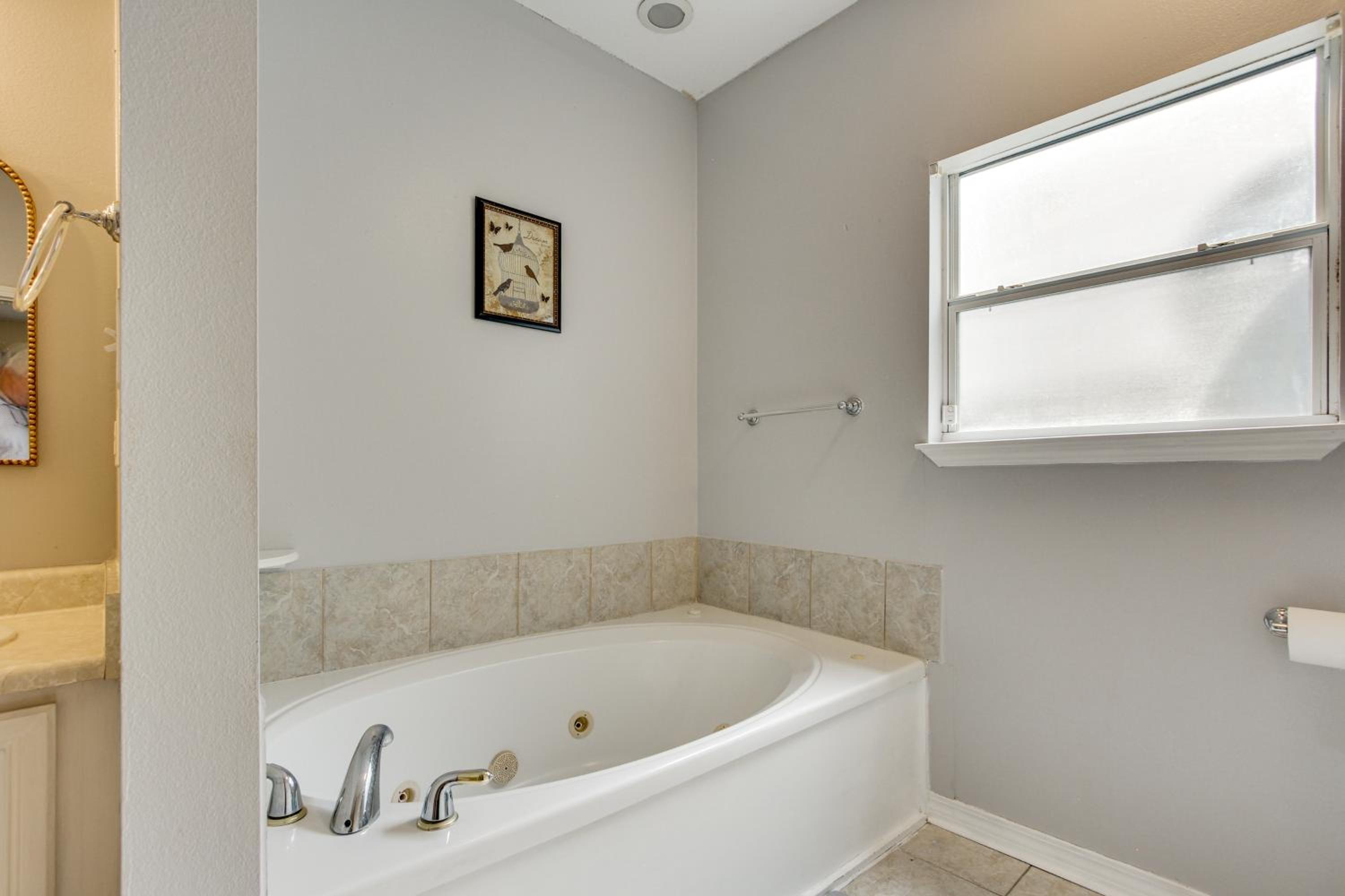 1 Block to Beach Biloxi Townhome with Media Room