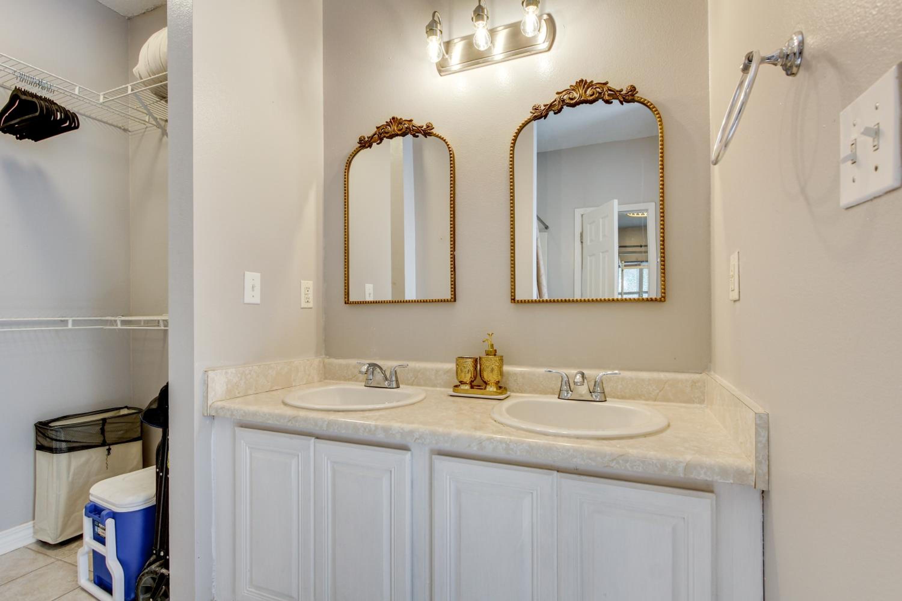 1 Block to Beach Biloxi Townhome with Media Room