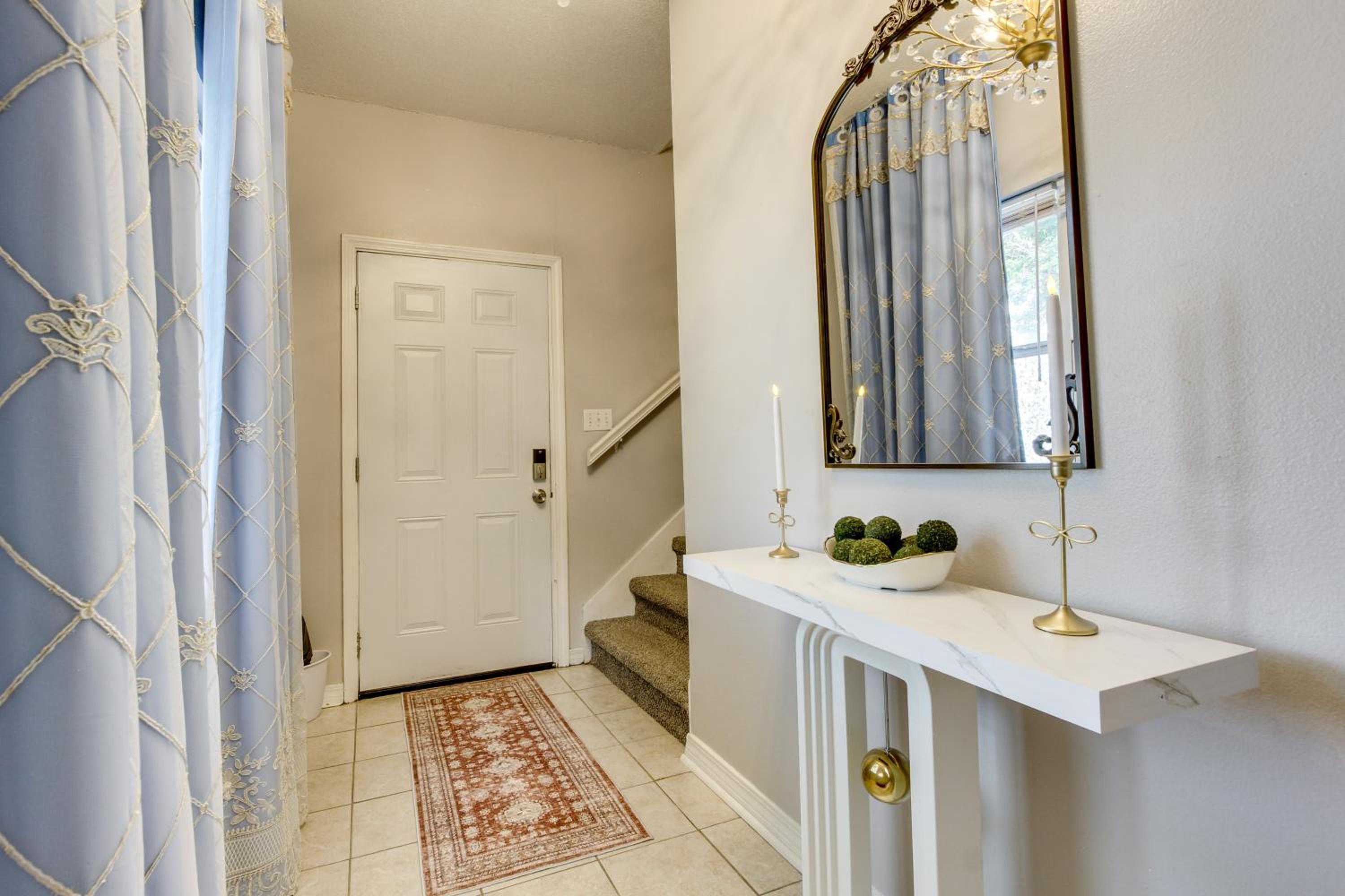 1 Block to Beach Biloxi Townhome with Media Room