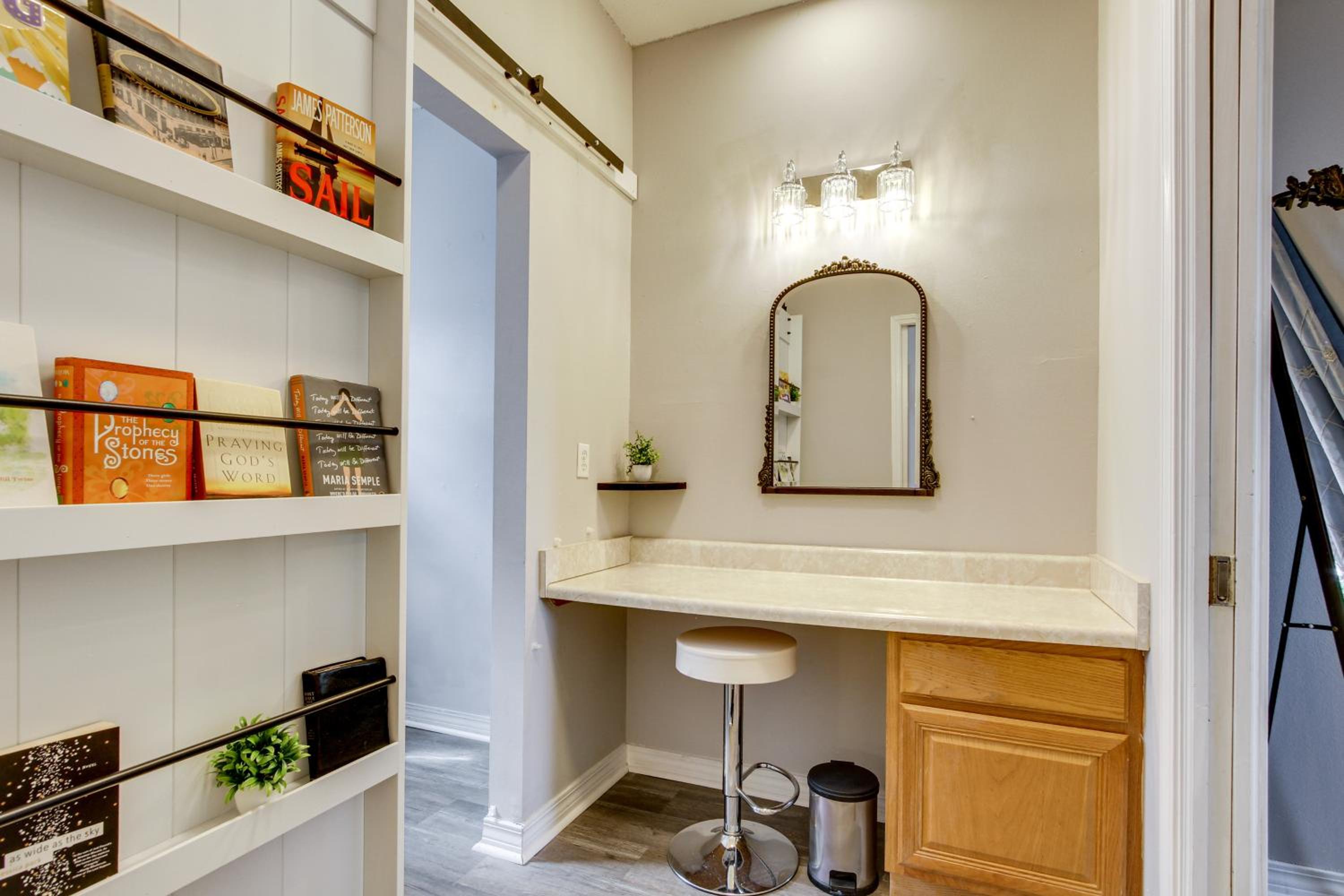 1 Block to Beach Biloxi Townhome with Media Room