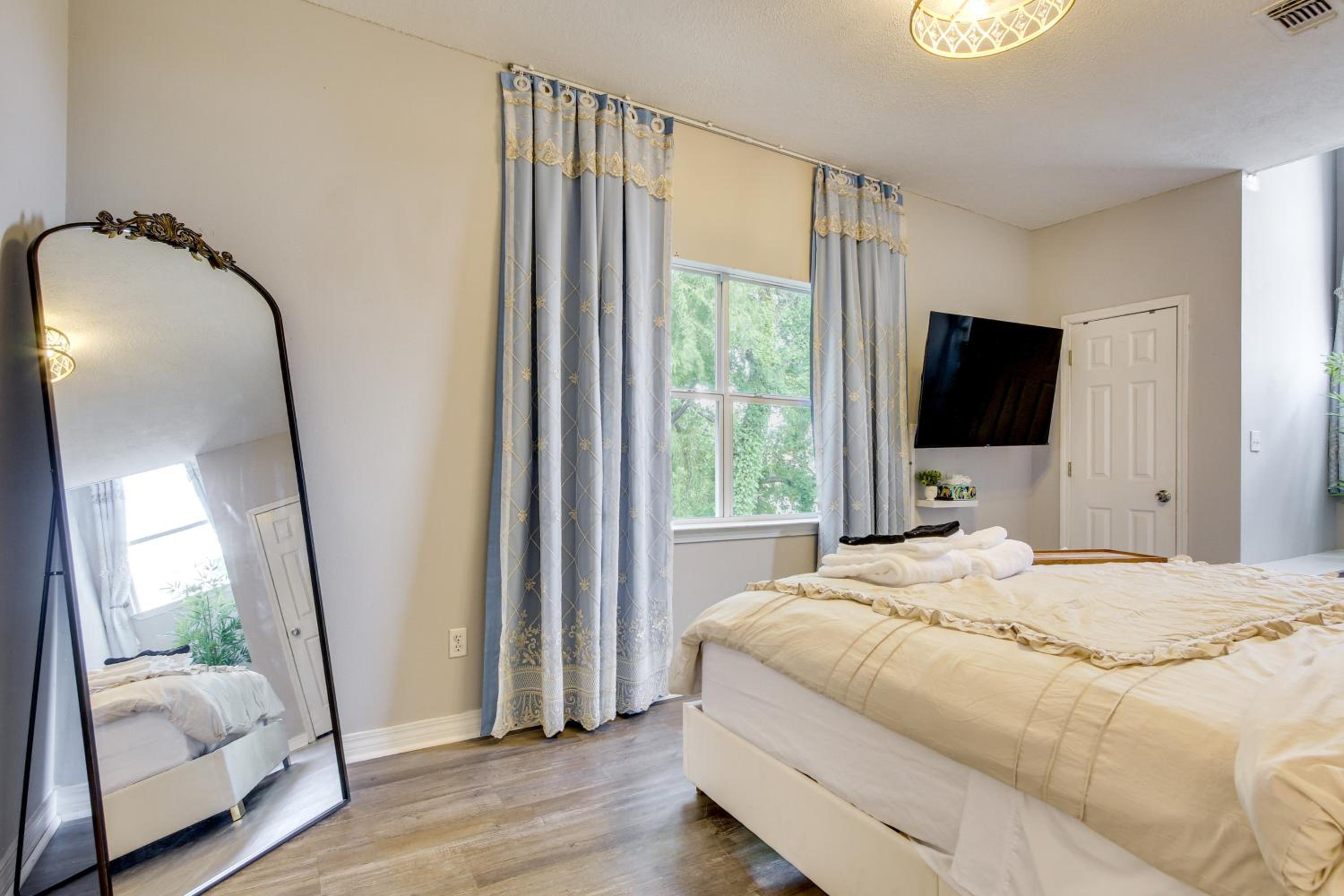 1 Block to Beach Biloxi Townhome with Media Room