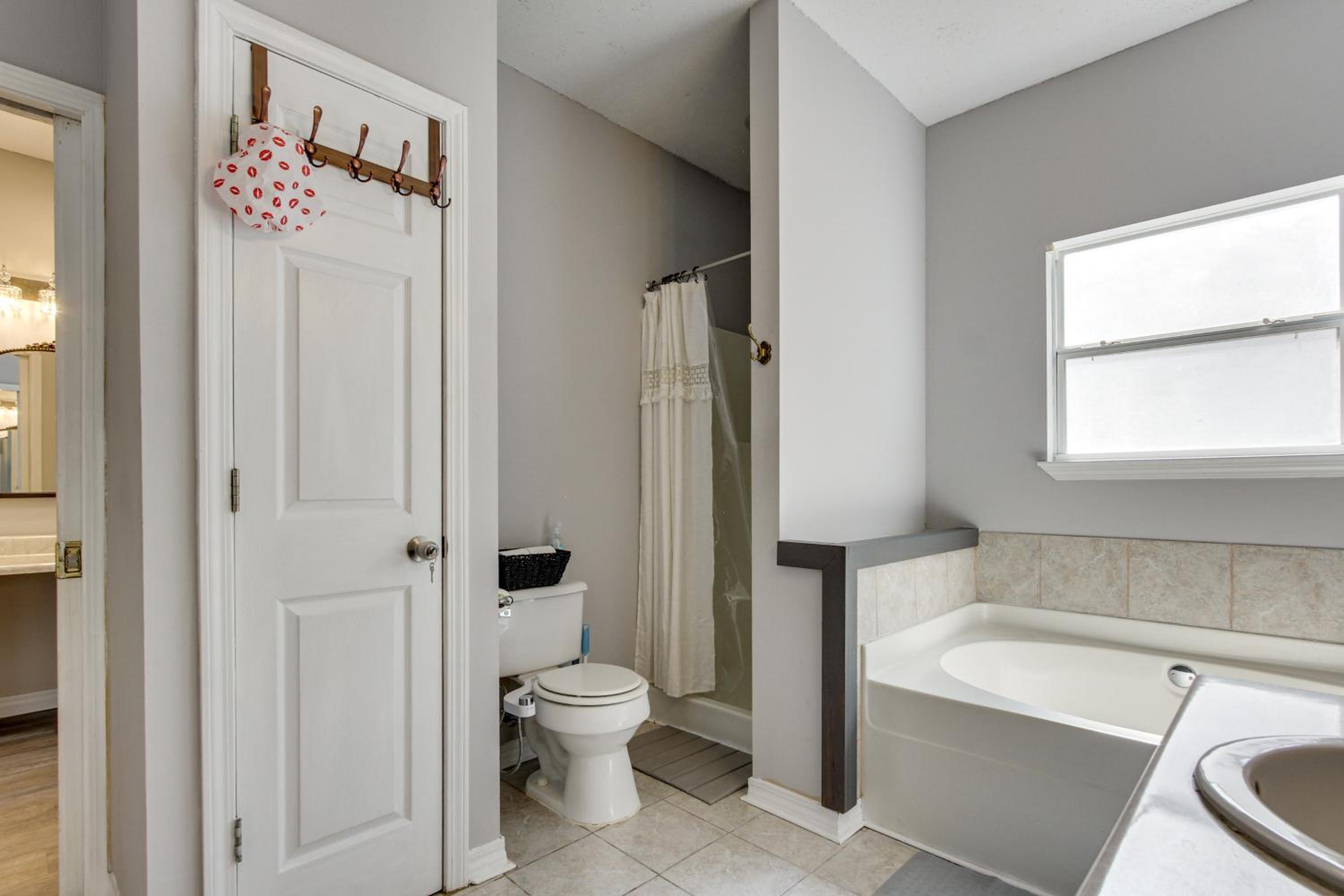 1 Block to Beach Biloxi Townhome with Media Room