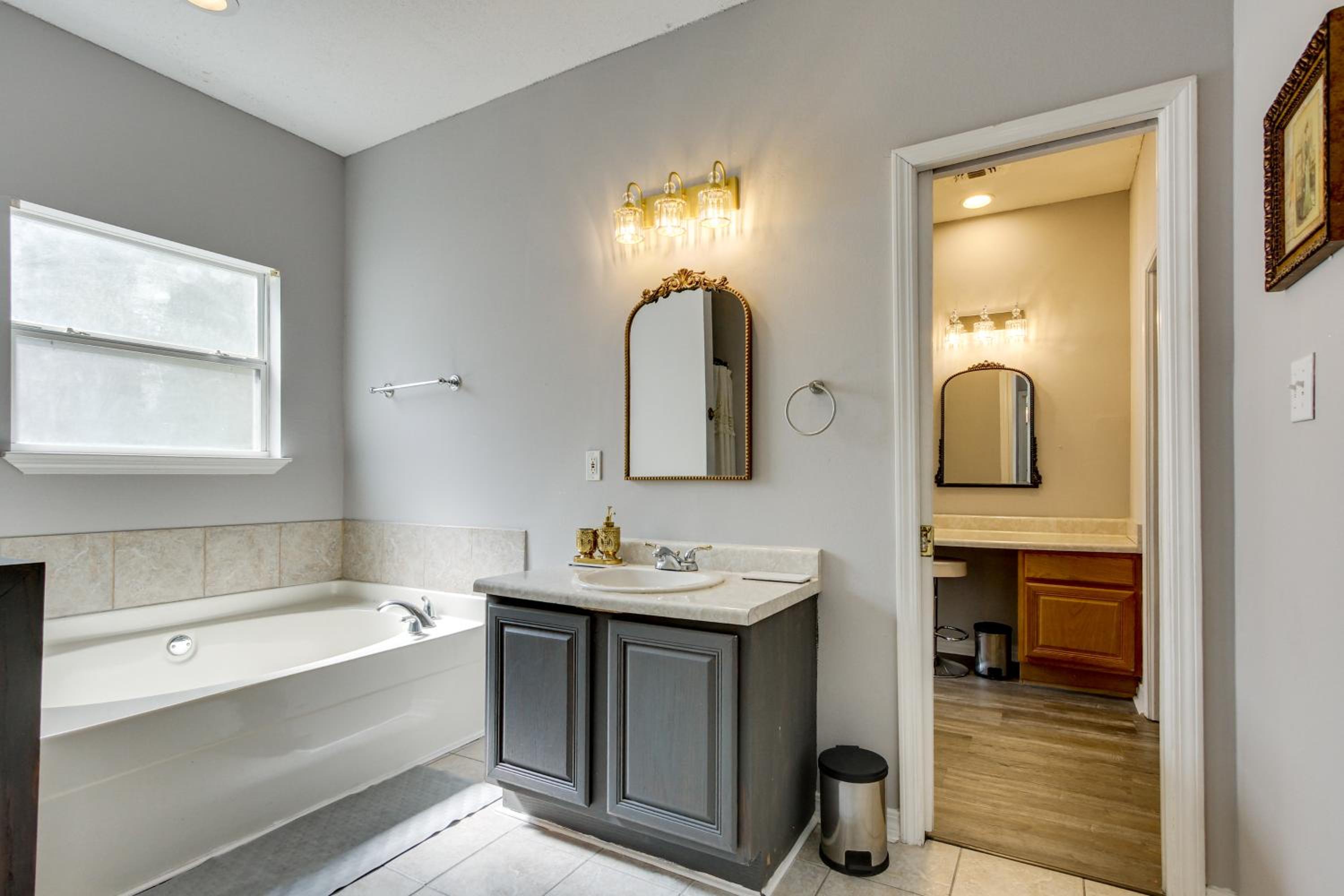 1 Block to Beach Biloxi Townhome with Media Room
