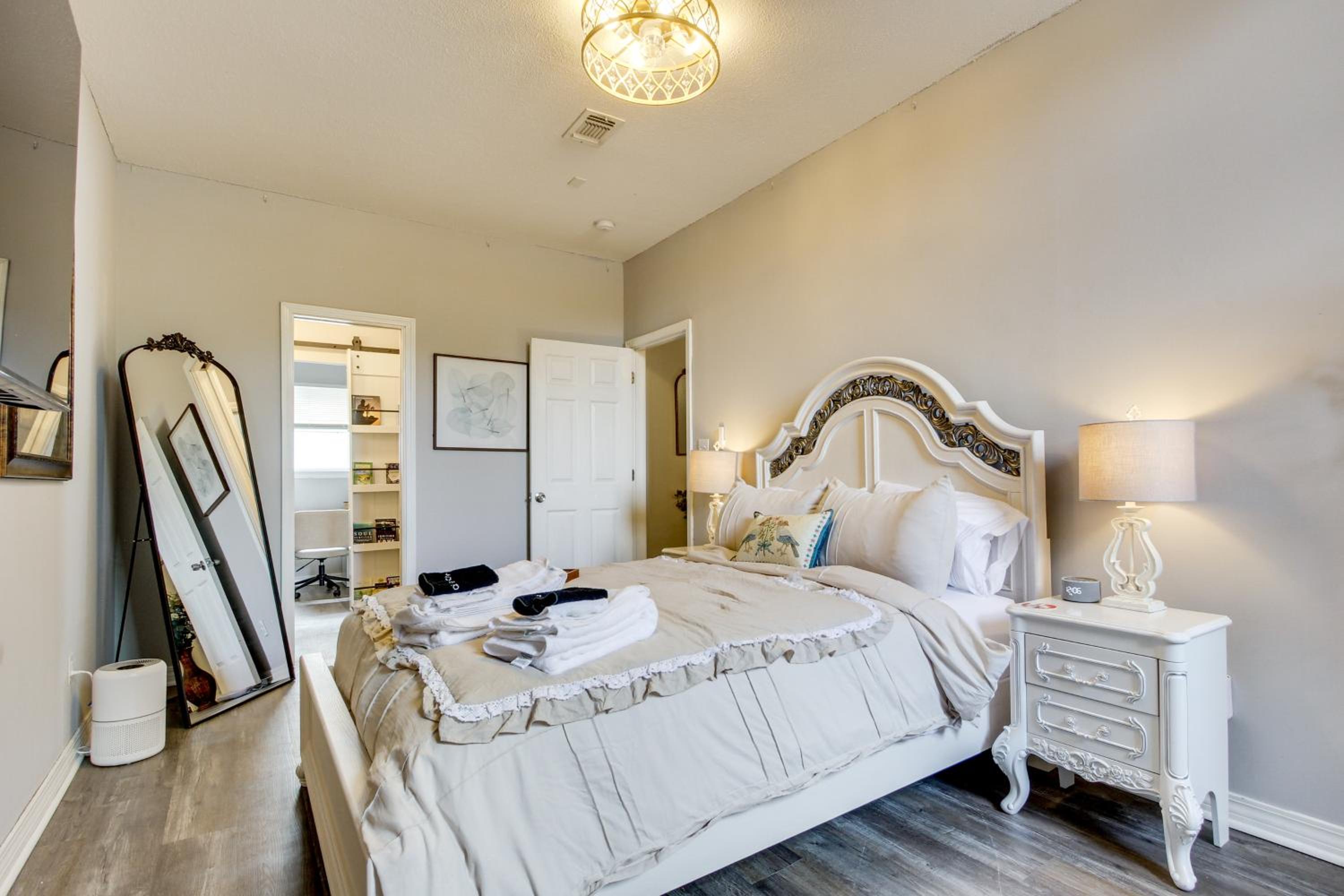 1 Block to Beach Biloxi Townhome with Media Room