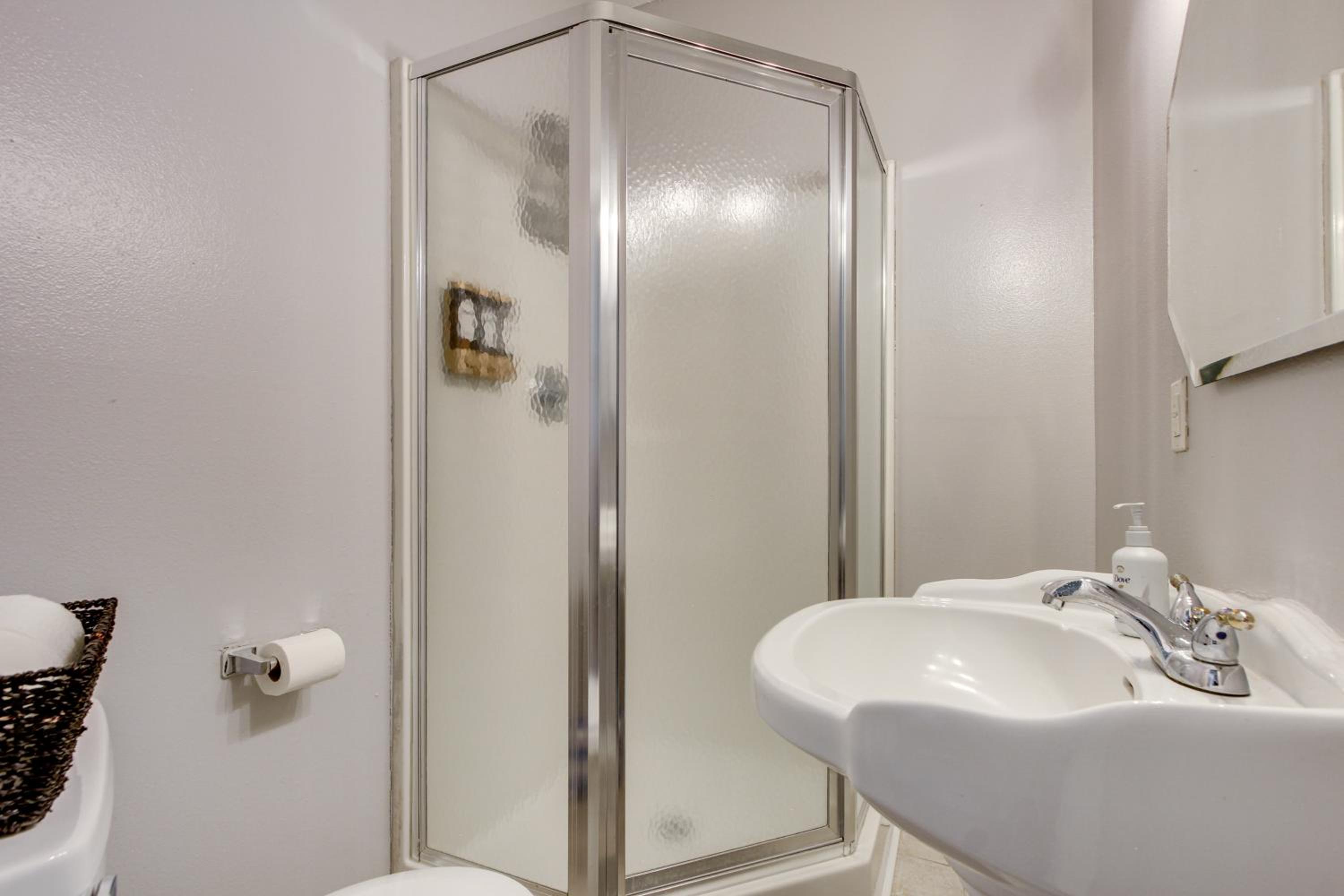 1 Block to Beach Biloxi Townhome with Media Room