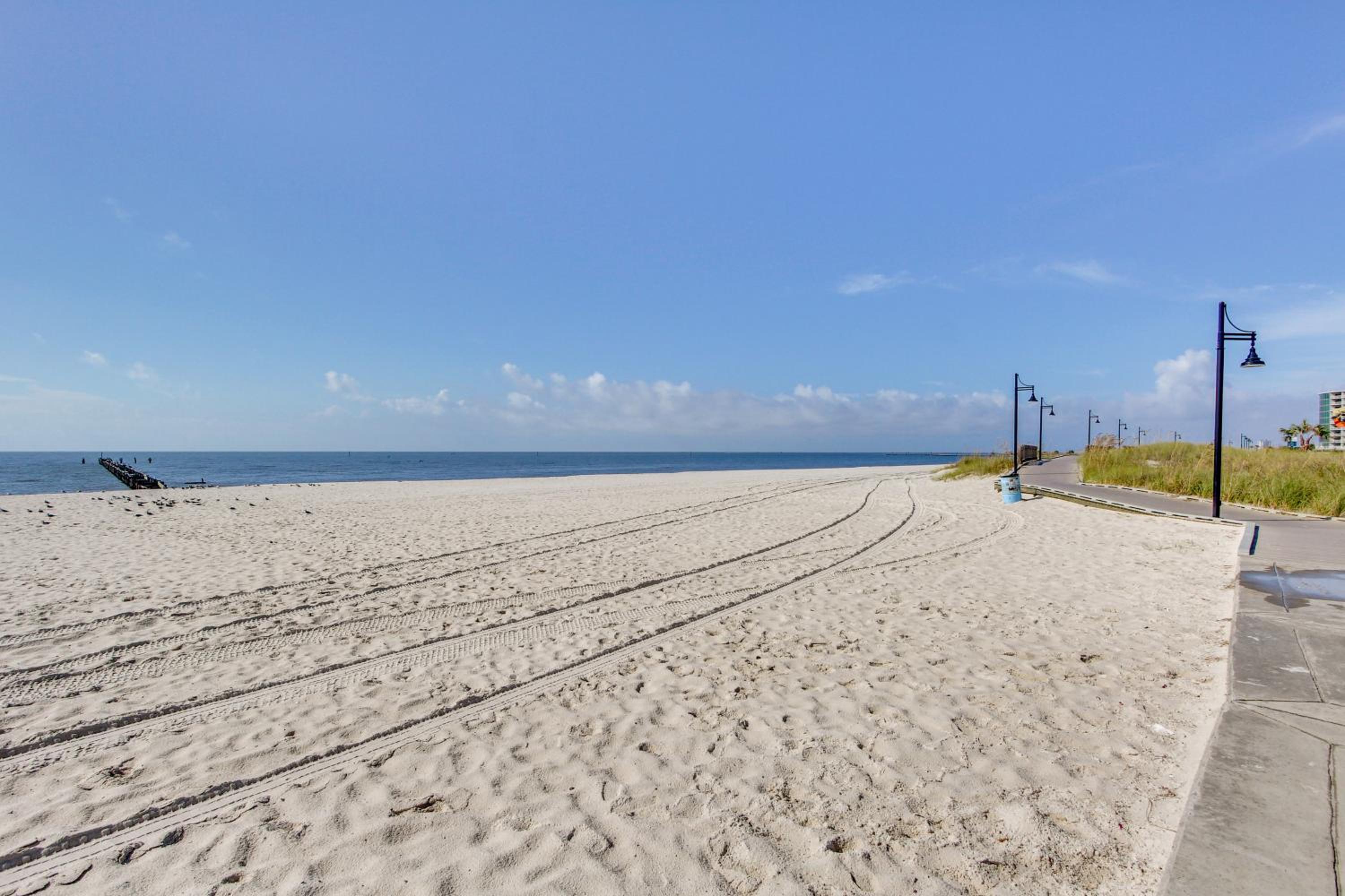 1 Block to Beach Biloxi Townhome with Media Room