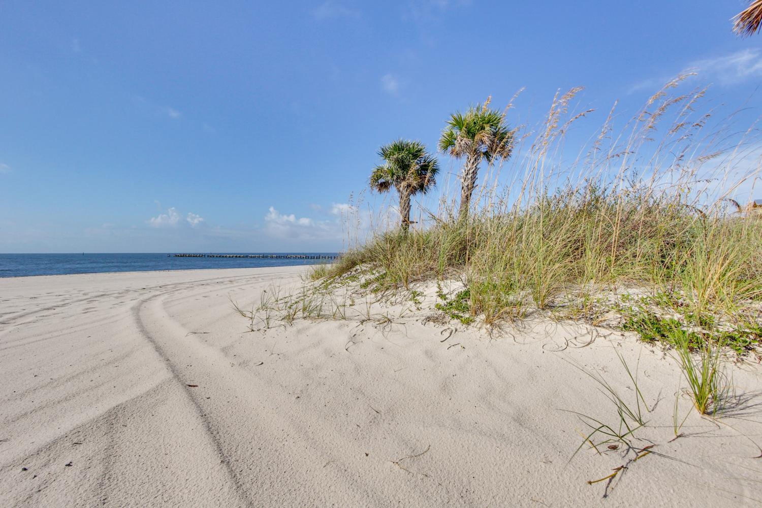 1 Block to Beach Biloxi Townhome with Media Room
