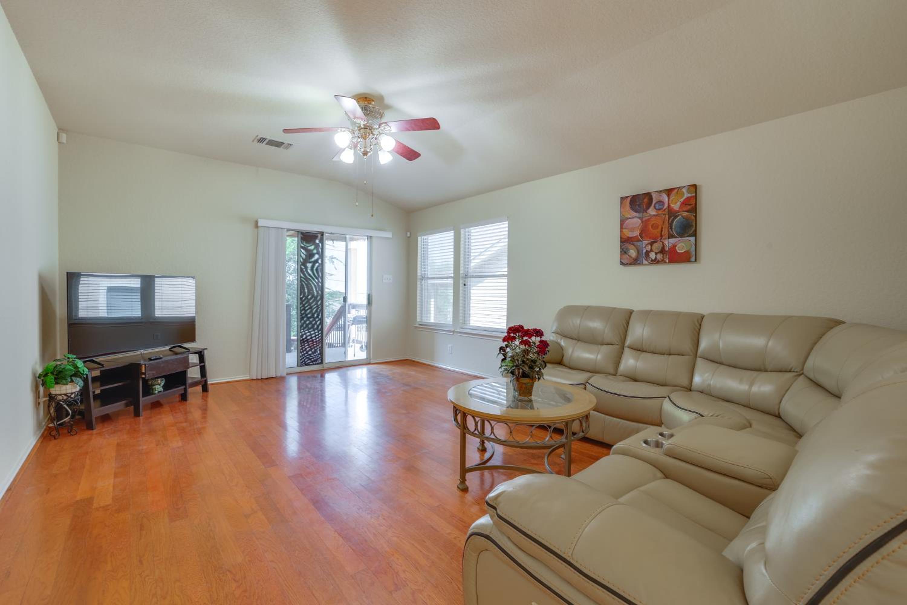 San Antonio Area Home with Deck, 14 Mi to Dtwn!