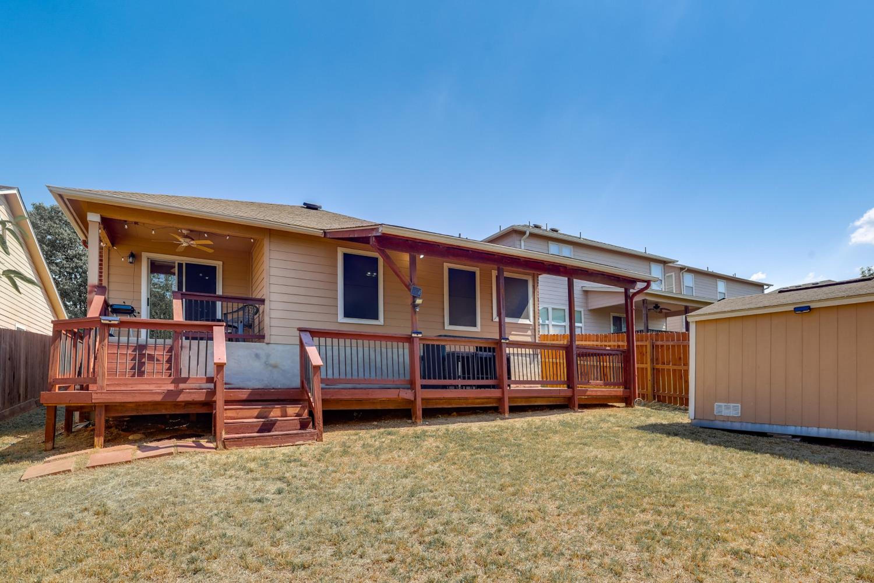 San Antonio Area Home with Deck, 14 Mi to Dtwn!