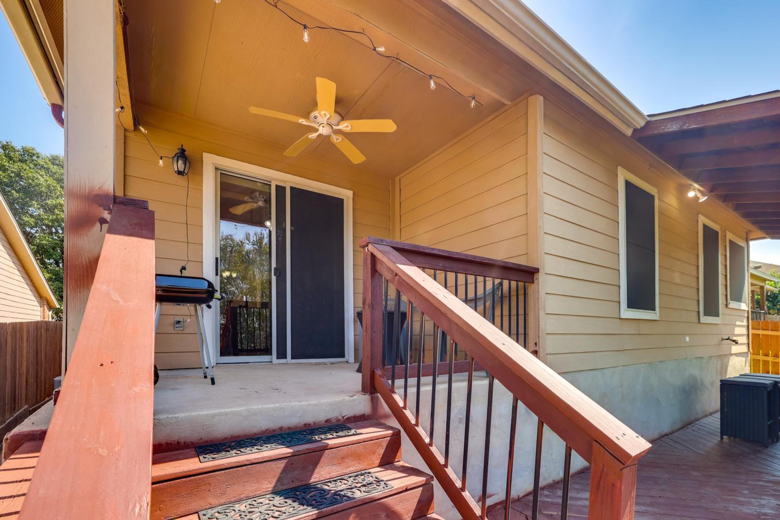 San Antonio Area Home with Deck, 14 Mi to Dtwn!