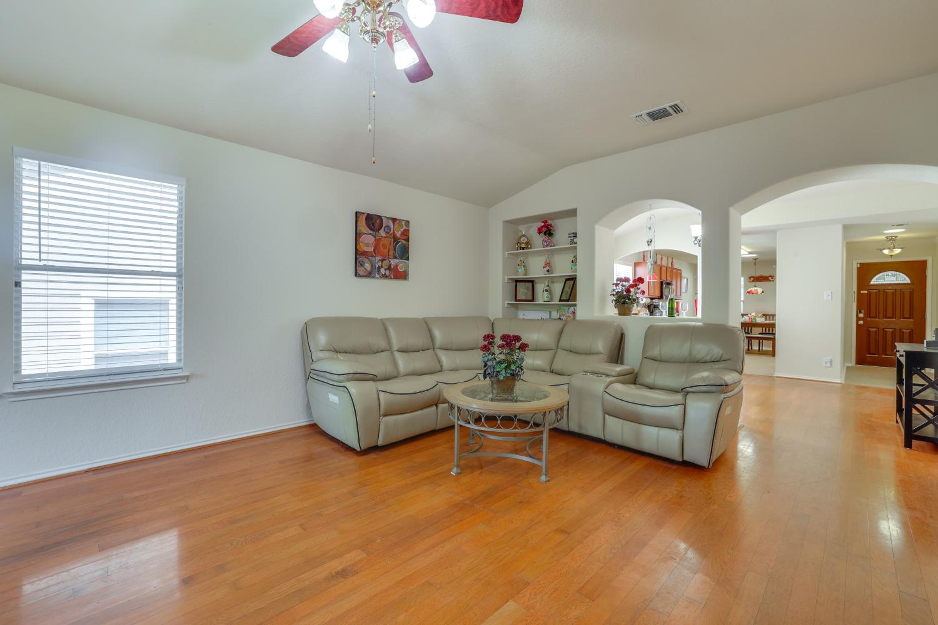 San Antonio Area Home with Deck, 14 Mi to Dtwn!