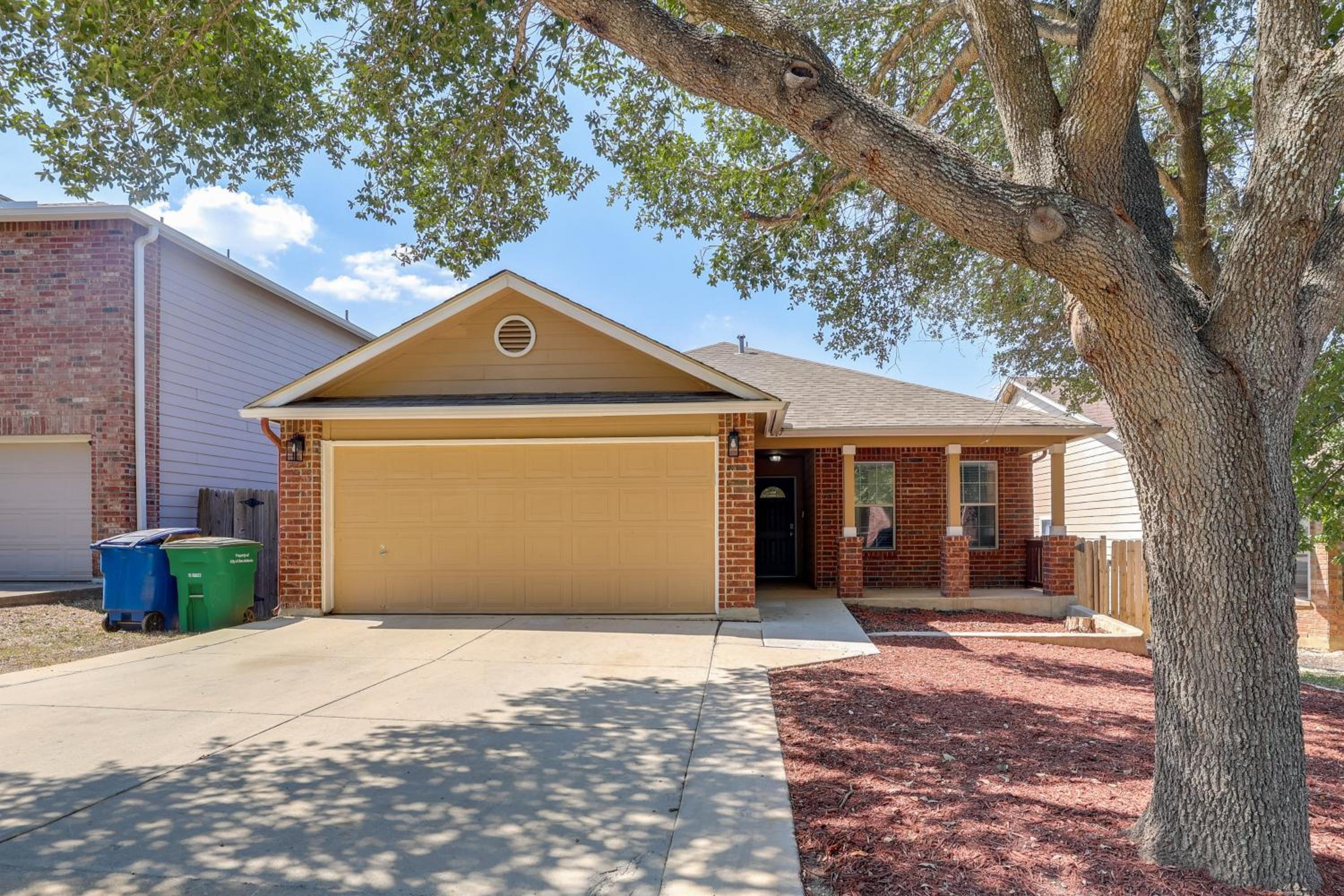 San Antonio Area Home with Deck, 14 Mi to Dtwn!