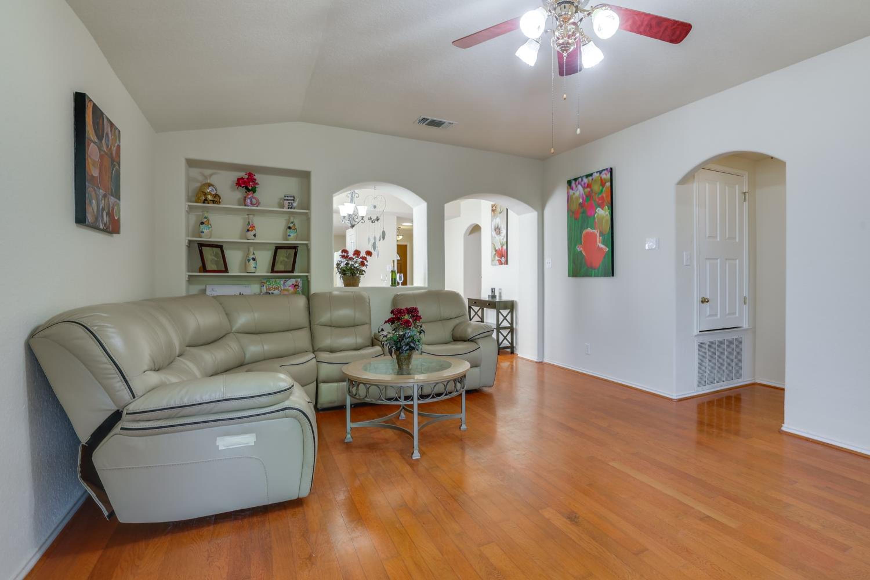 San Antonio Area Home with Deck, 14 Mi to Dtwn!