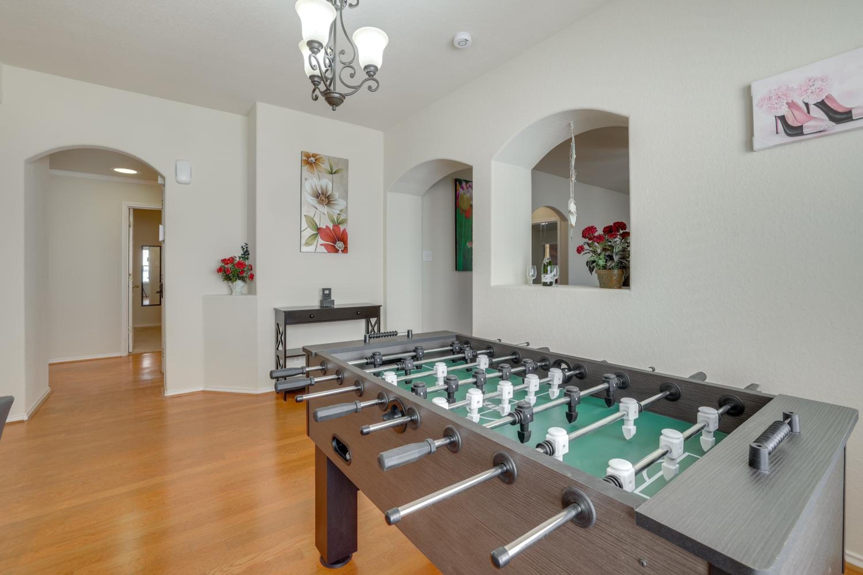 San Antonio Area Home with Deck, 14 Mi to Dtwn!