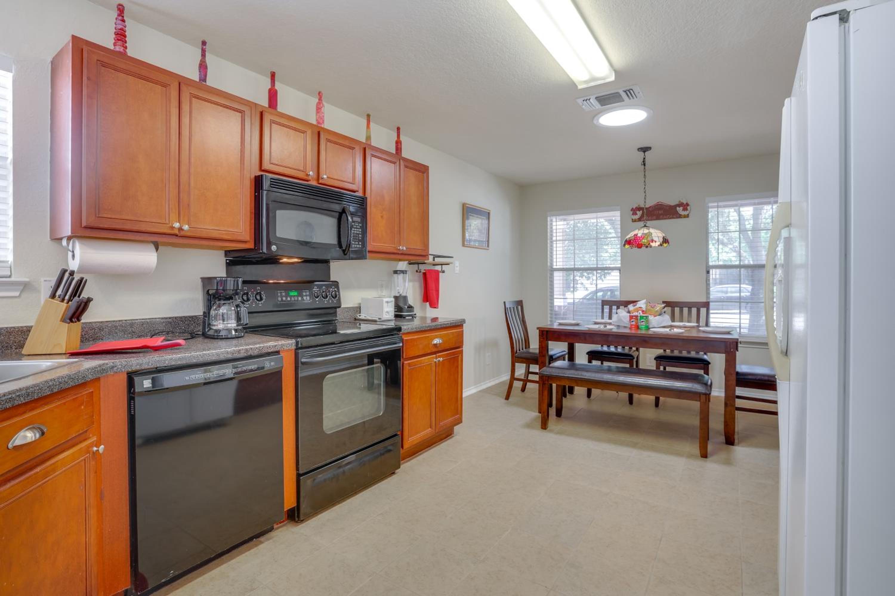 San Antonio Area Home with Deck, 14 Mi to Dtwn!