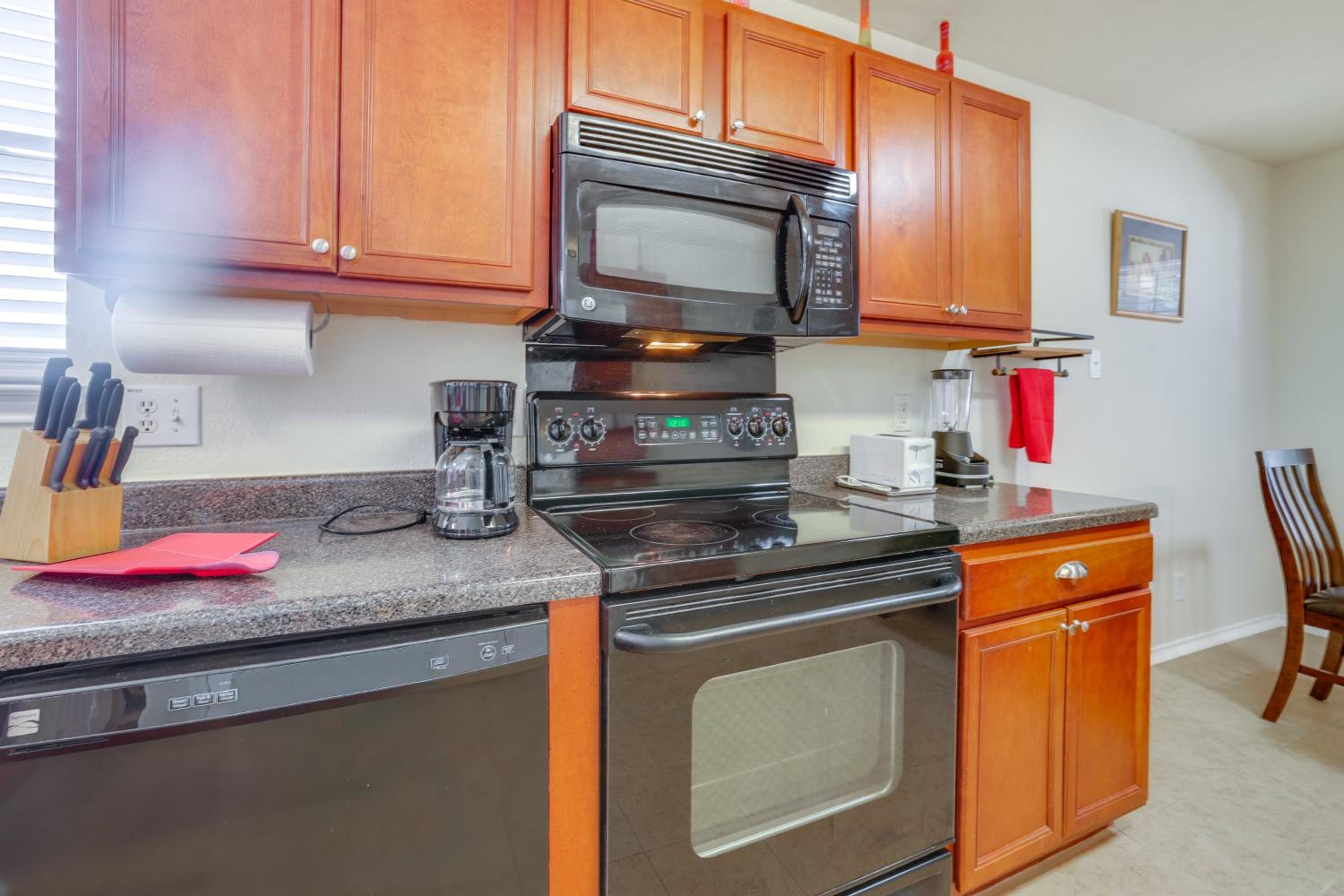 San Antonio Area Home with Deck, 14 Mi to Dtwn!