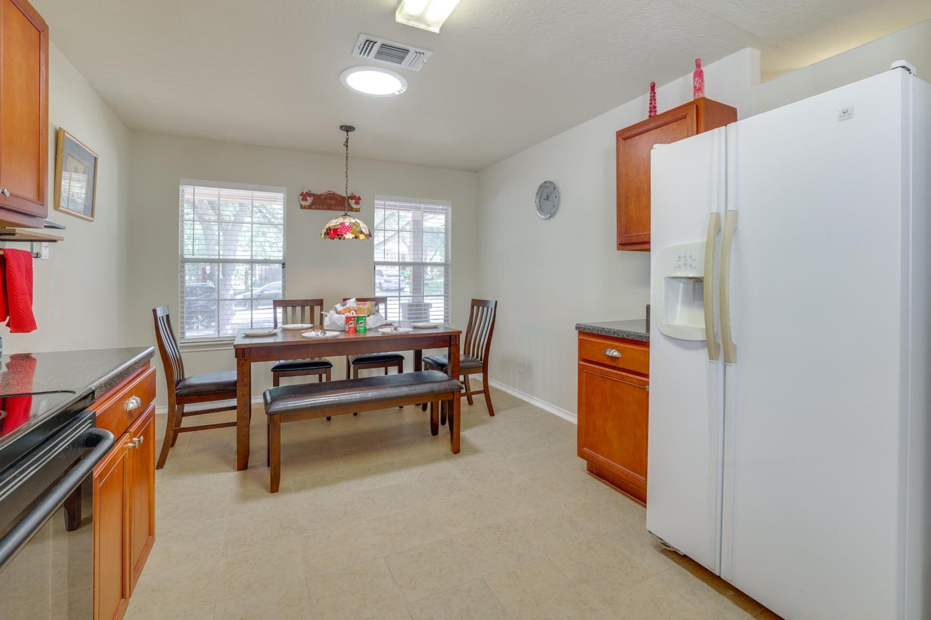 San Antonio Area Home with Deck, 14 Mi to Dtwn!
