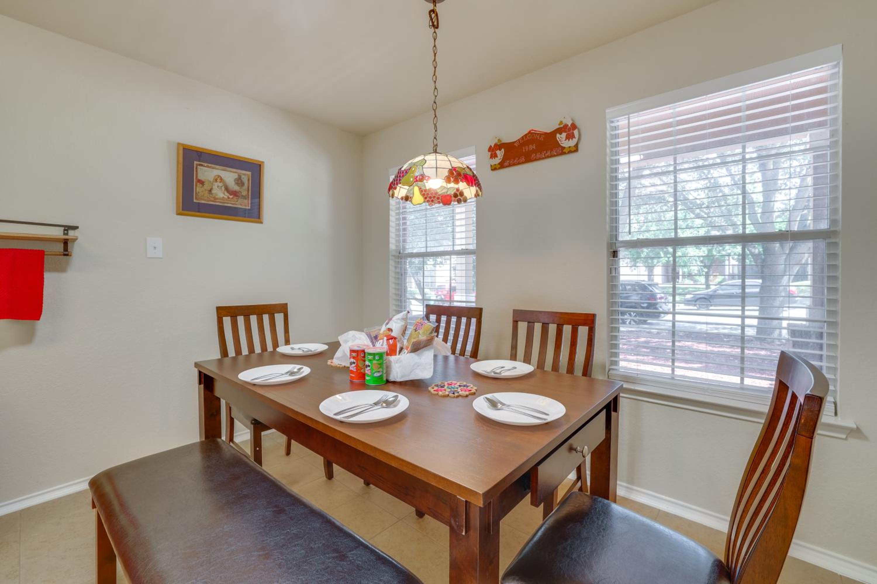 San Antonio Area Home with Deck, 14 Mi to Dtwn!