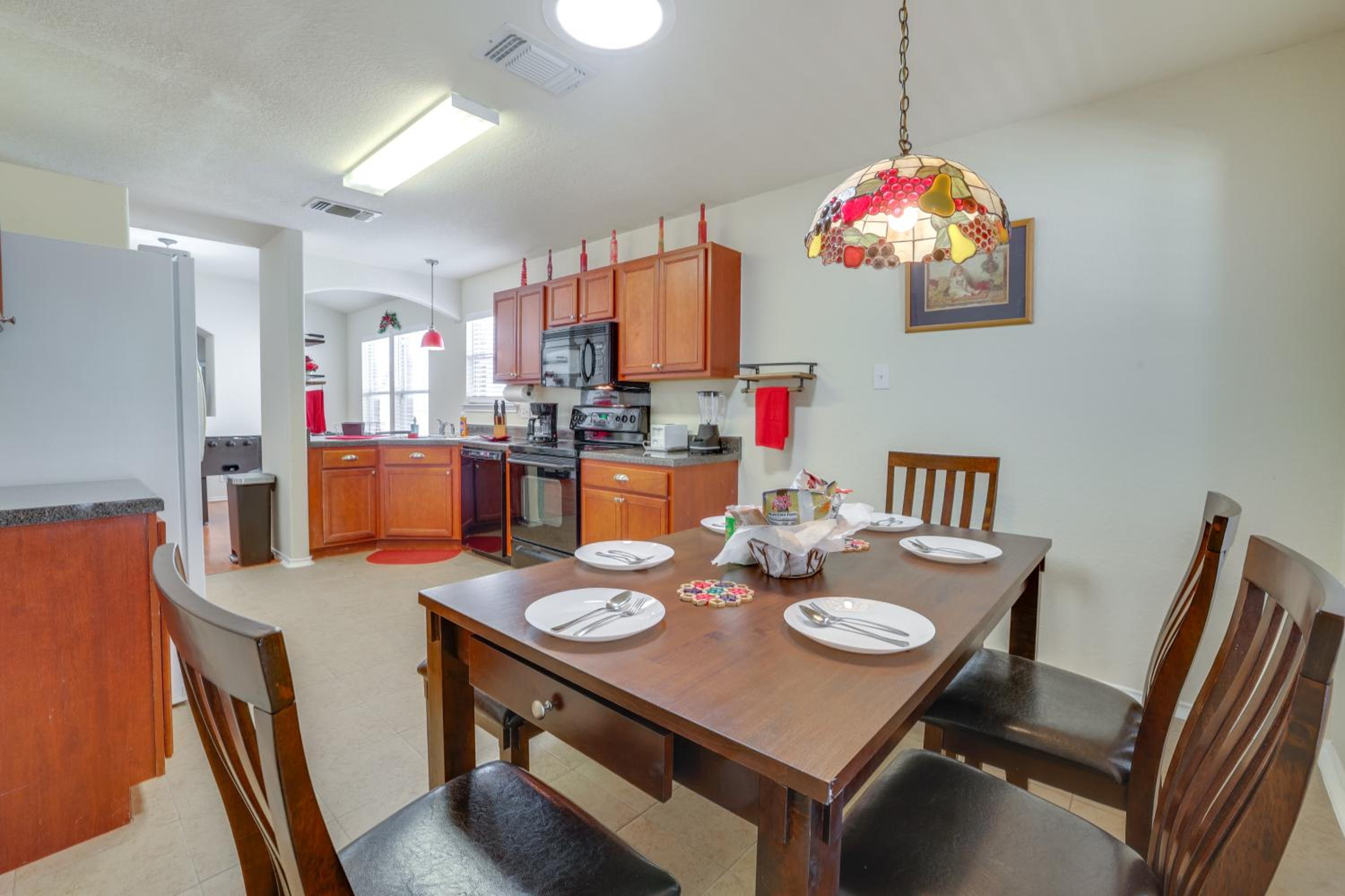 San Antonio Area Home with Deck, 14 Mi to Dtwn!