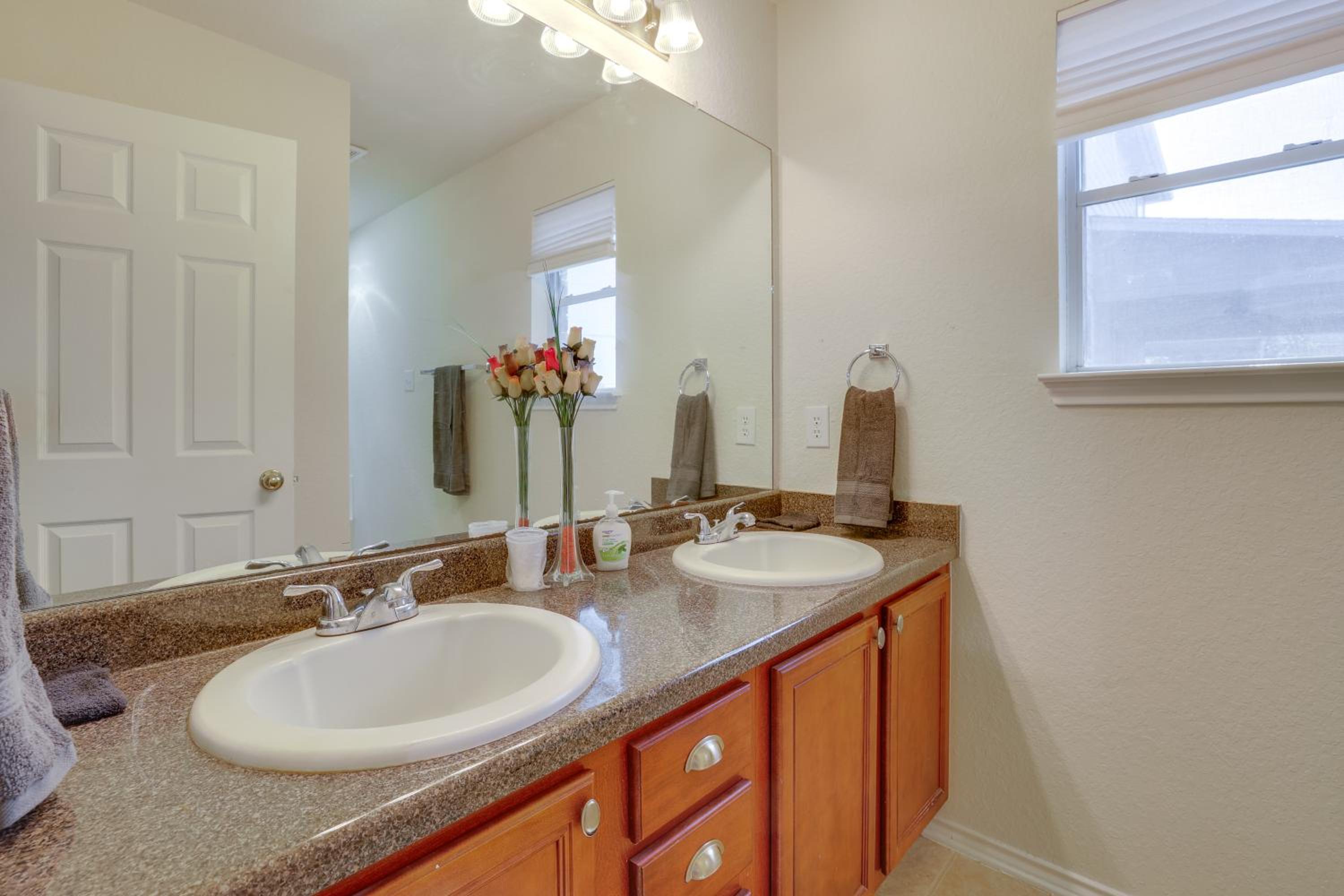 San Antonio Area Home with Deck, 14 Mi to Dtwn!