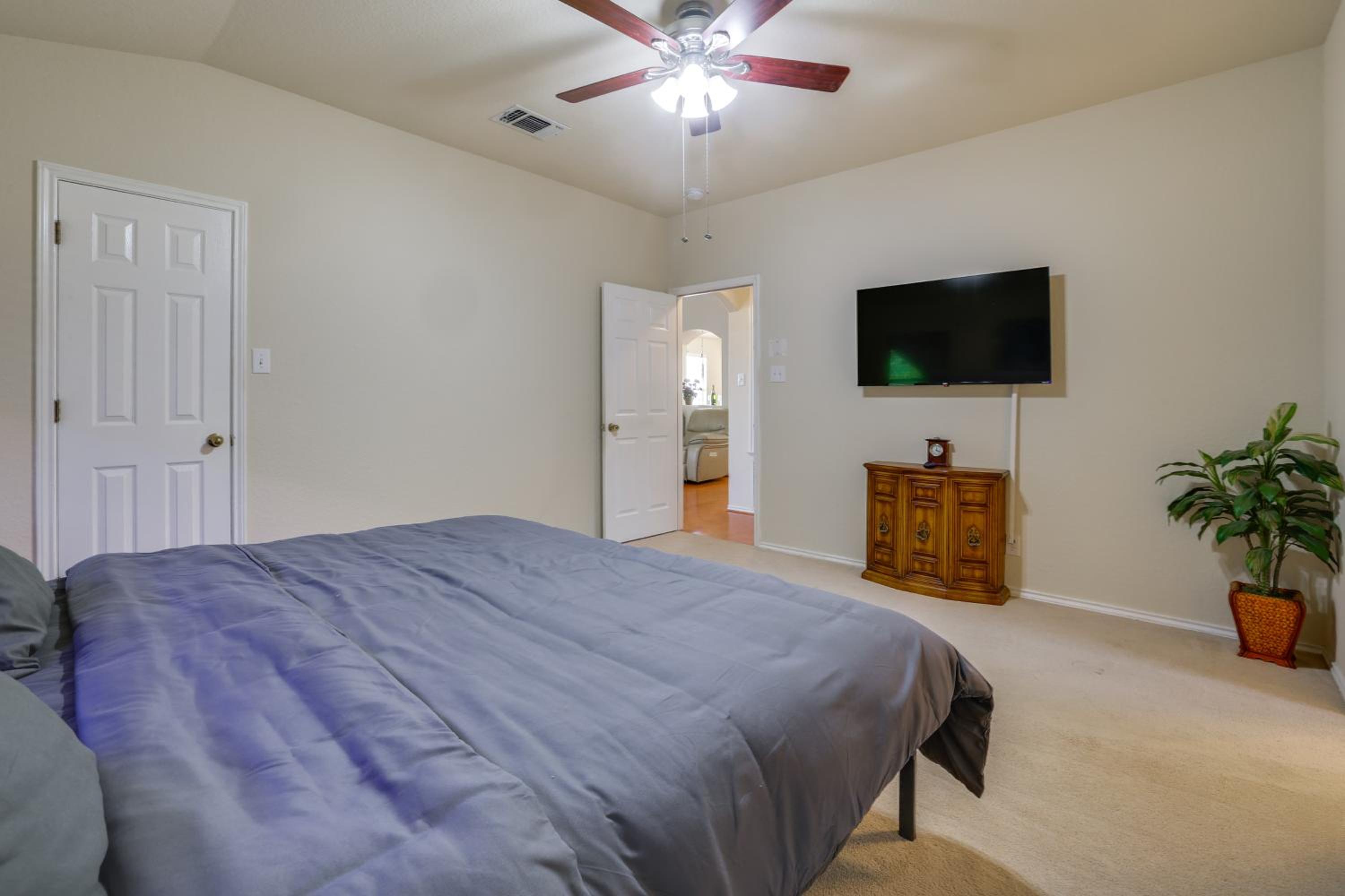 San Antonio Area Home with Deck, 14 Mi to Dtwn!