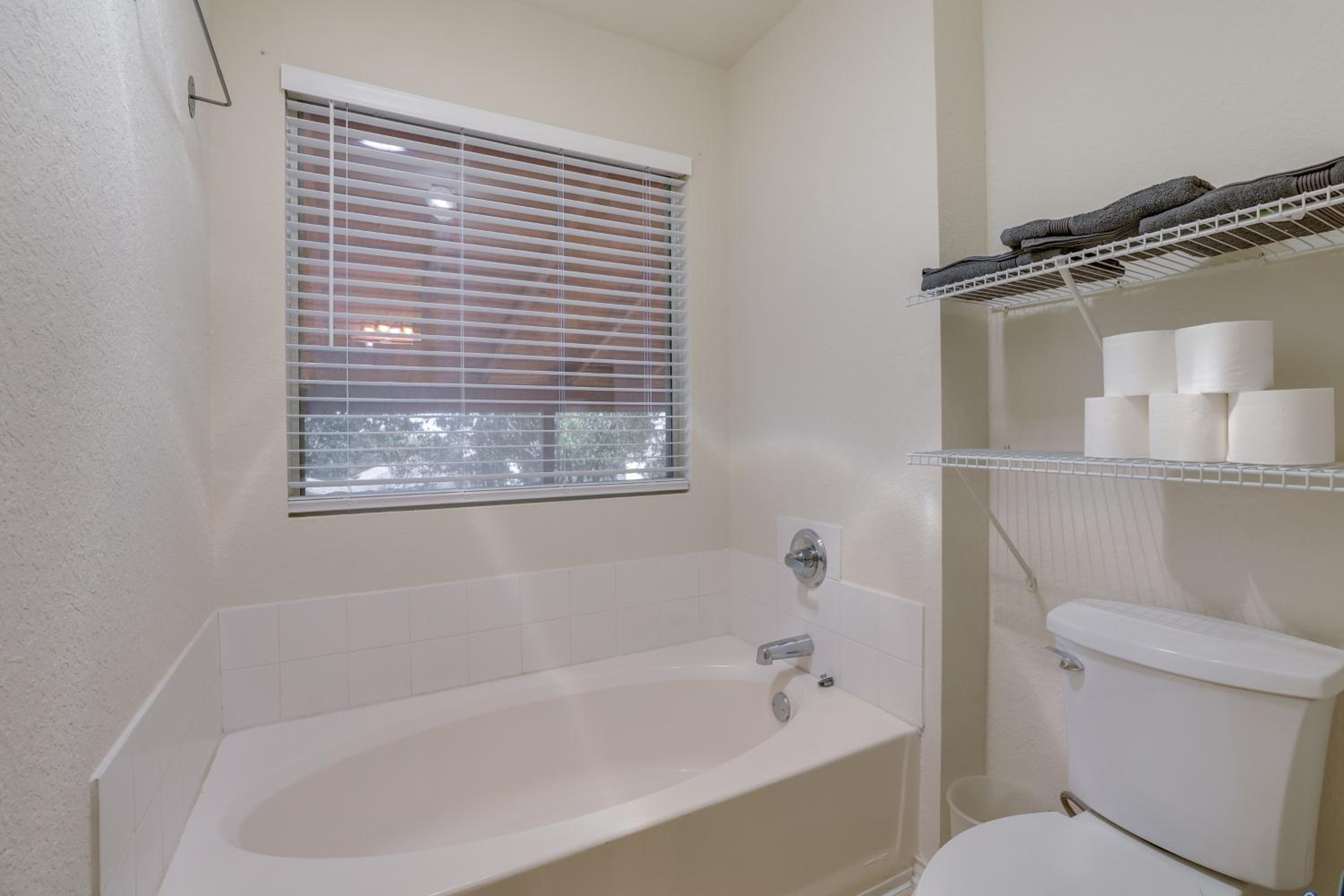 San Antonio Area Home with Deck, 14 Mi to Dtwn!