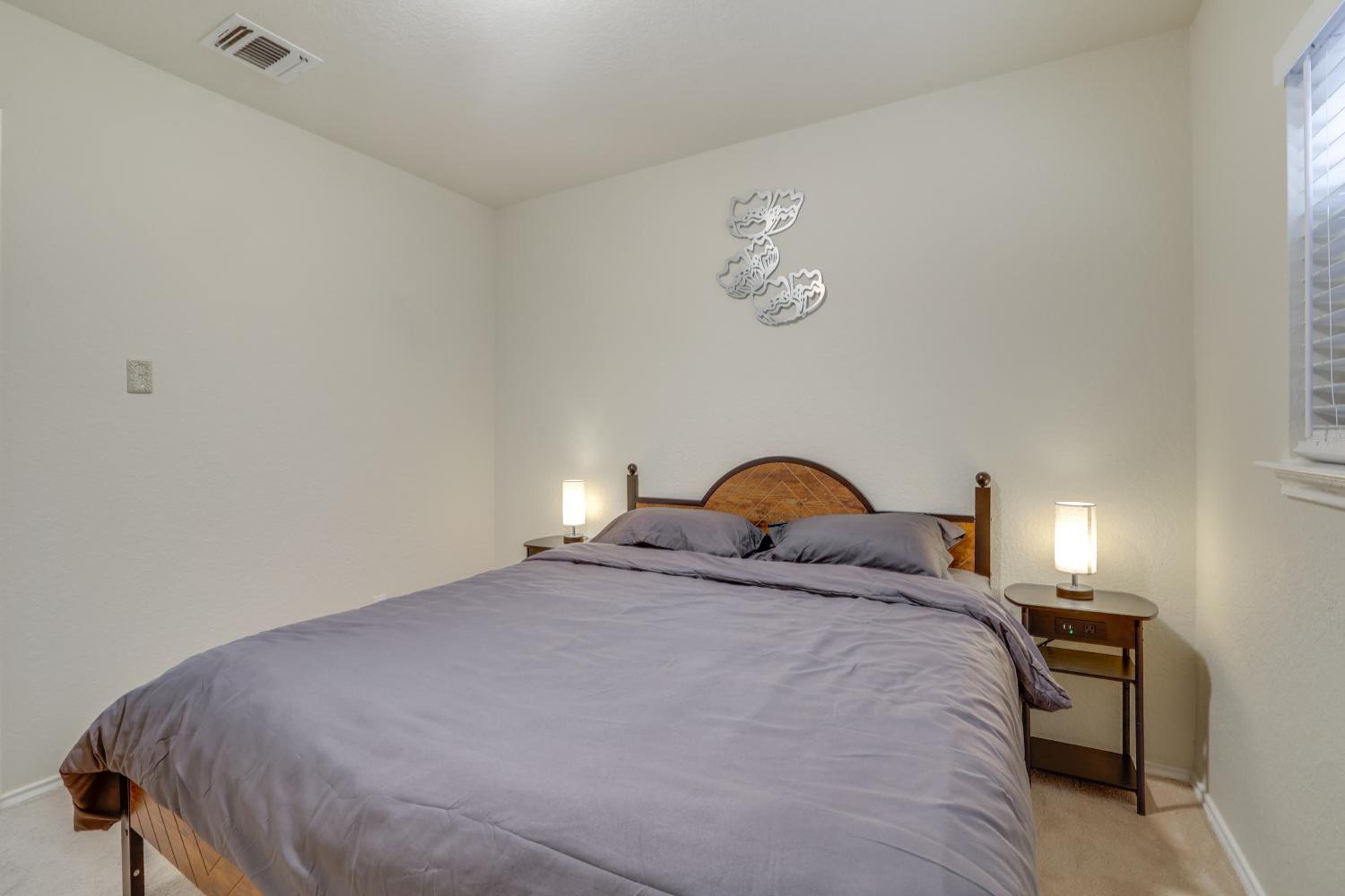 San Antonio Area Home with Deck, 14 Mi to Dtwn!