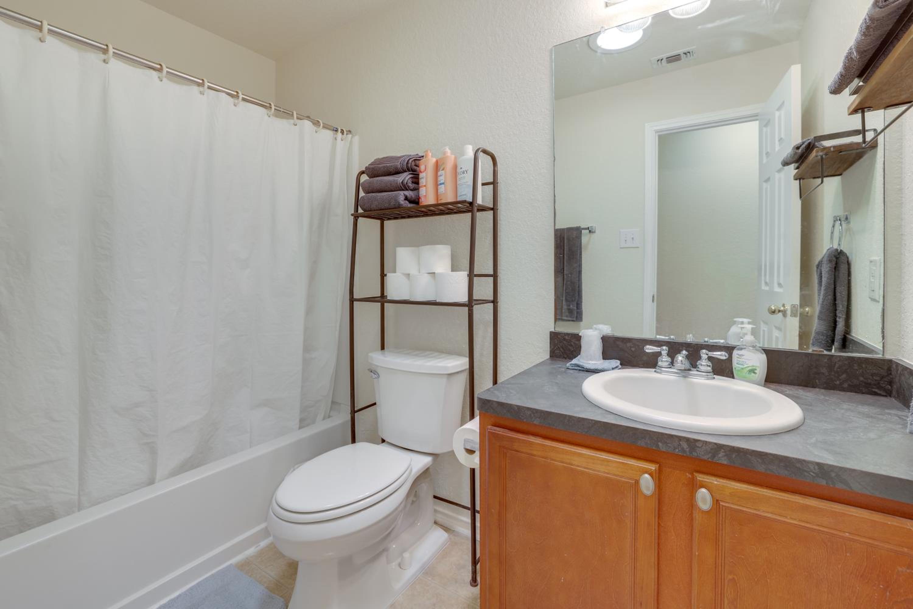 San Antonio Area Home with Deck, 14 Mi to Dtwn!