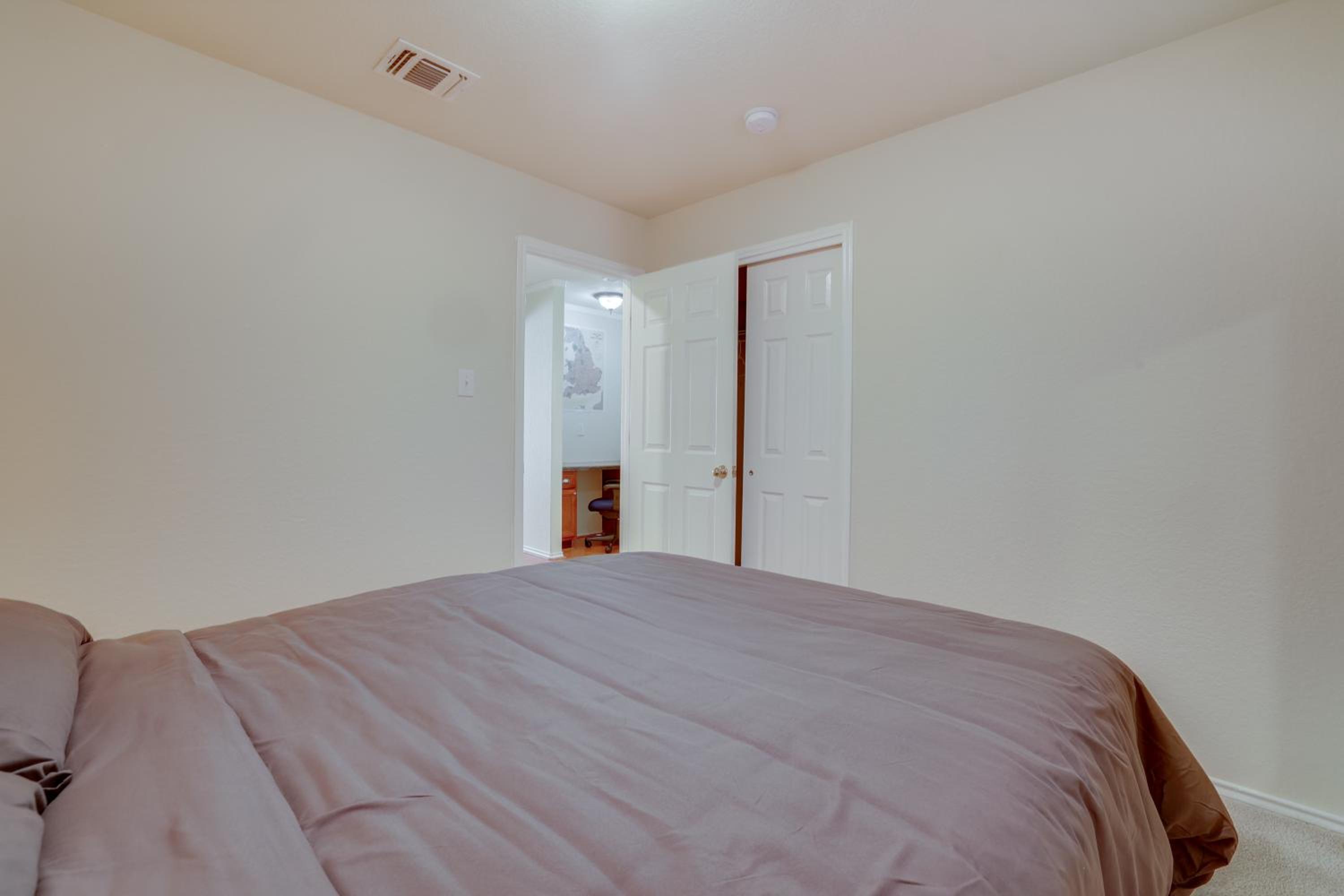 San Antonio Area Home with Deck, 14 Mi to Dtwn!
