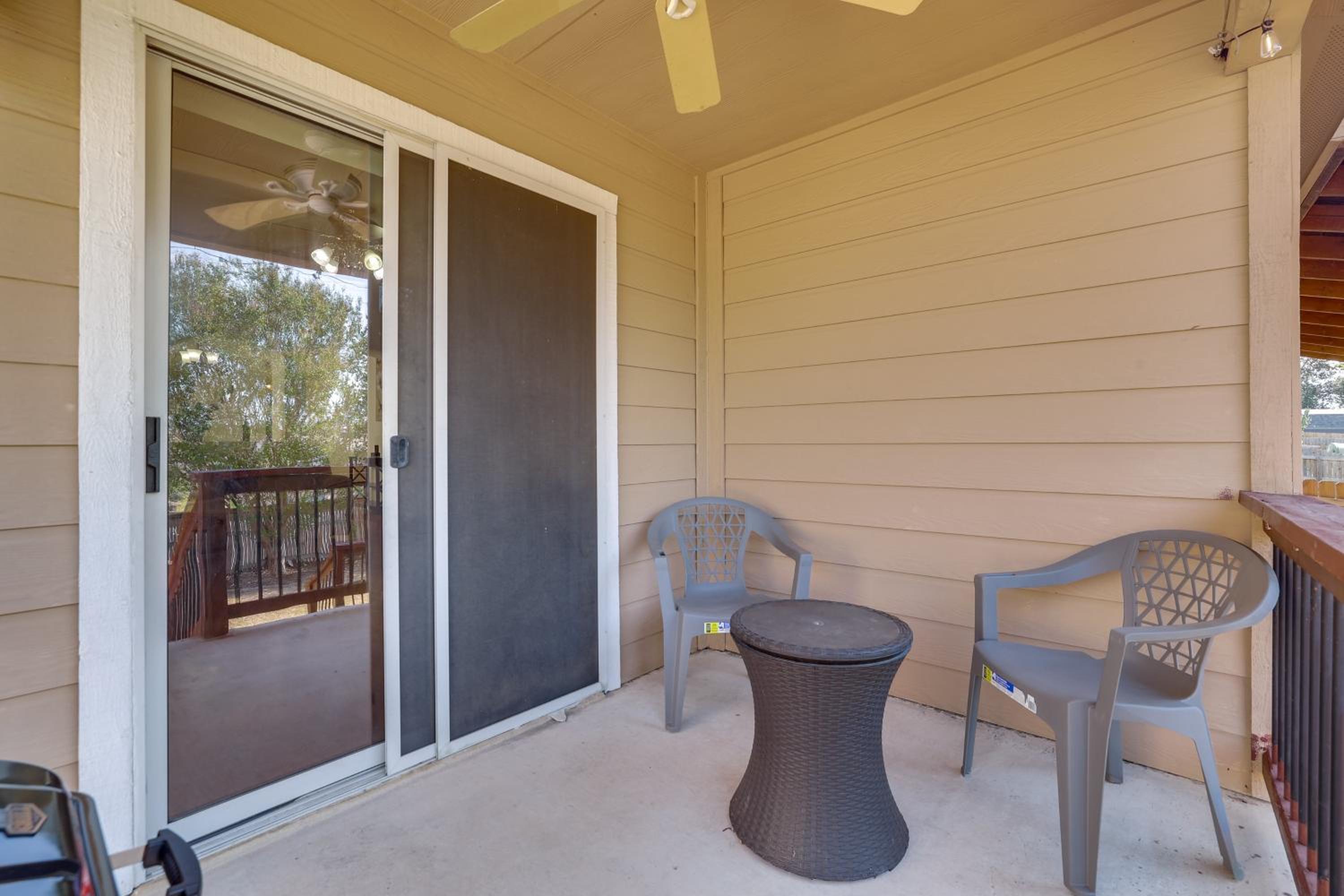 San Antonio Area Home with Deck, 14 Mi to Dtwn!