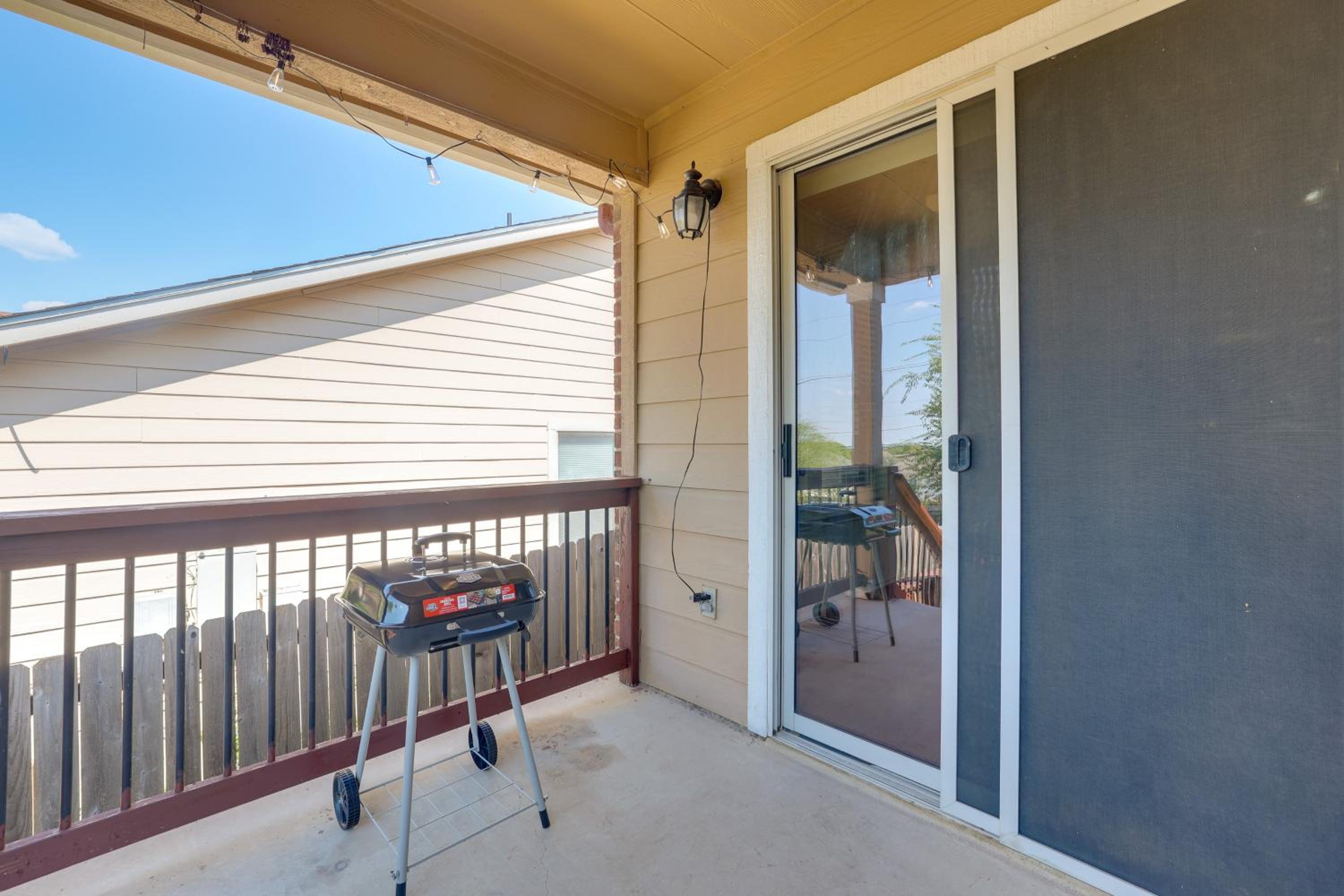 San Antonio Area Home with Deck, 14 Mi to Dtwn!