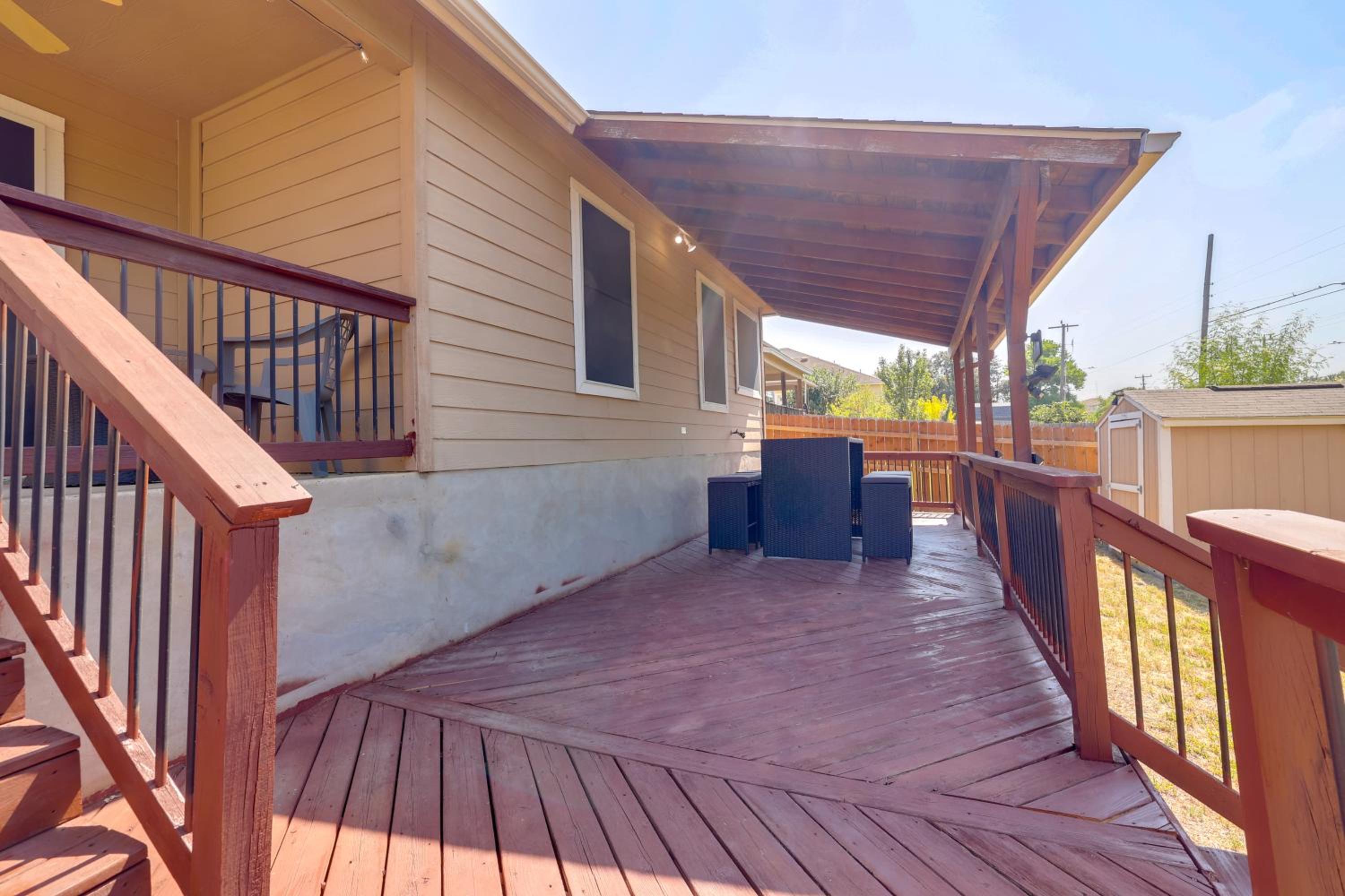 San Antonio Area Home with Deck, 14 Mi to Dtwn!