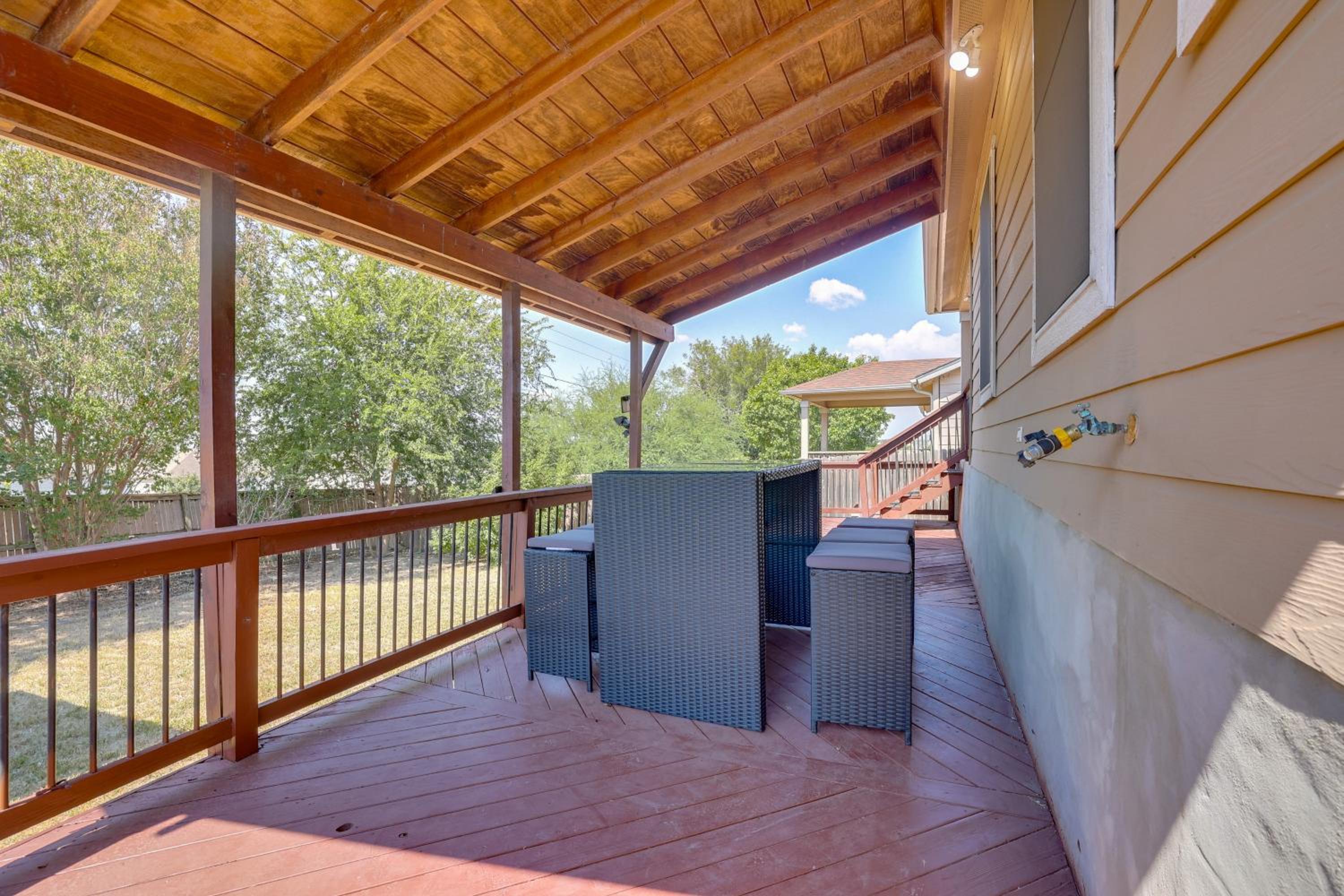 San Antonio Area Home with Deck, 14 Mi to Dtwn!