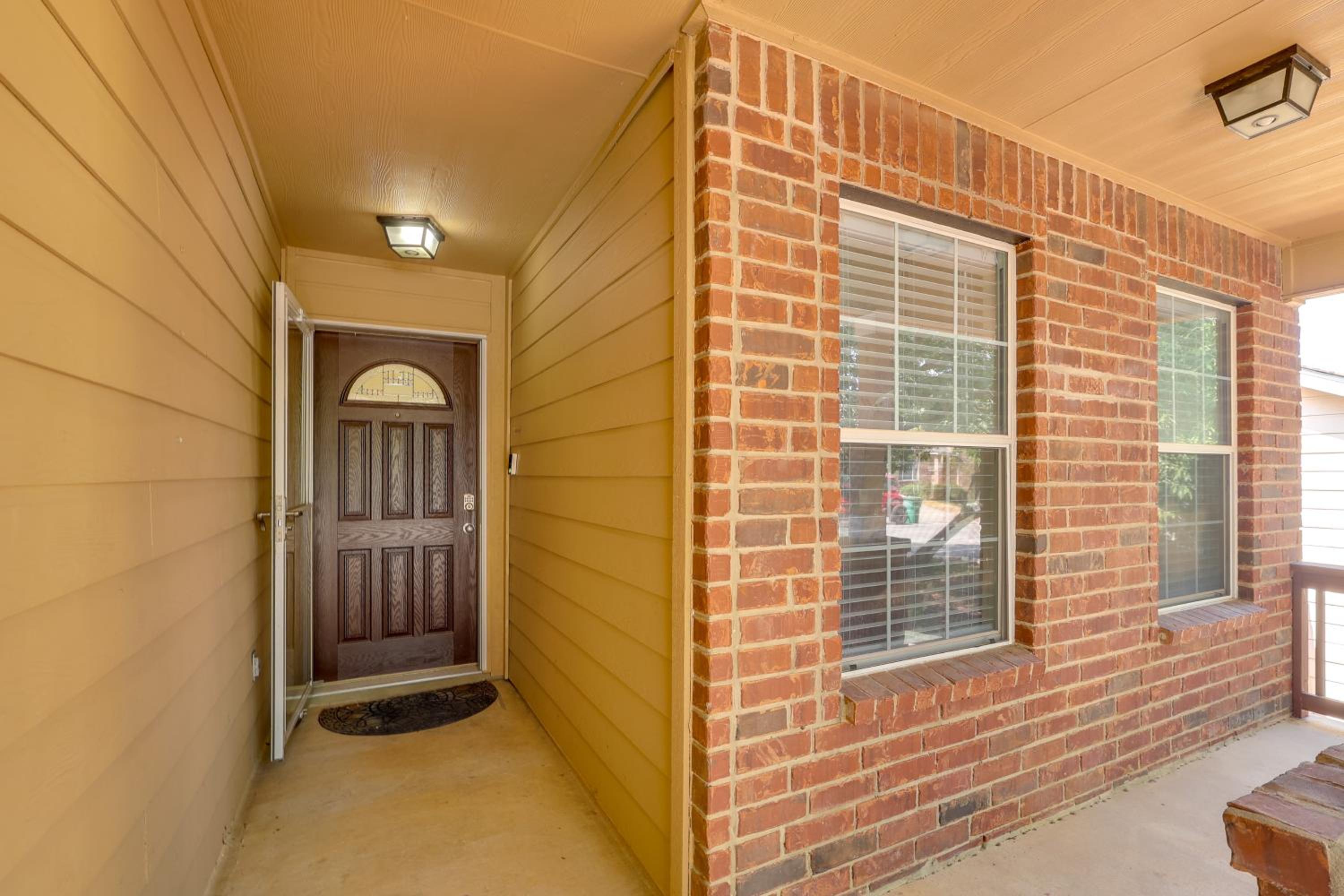 San Antonio Area Home with Deck, 14 Mi to Dtwn!